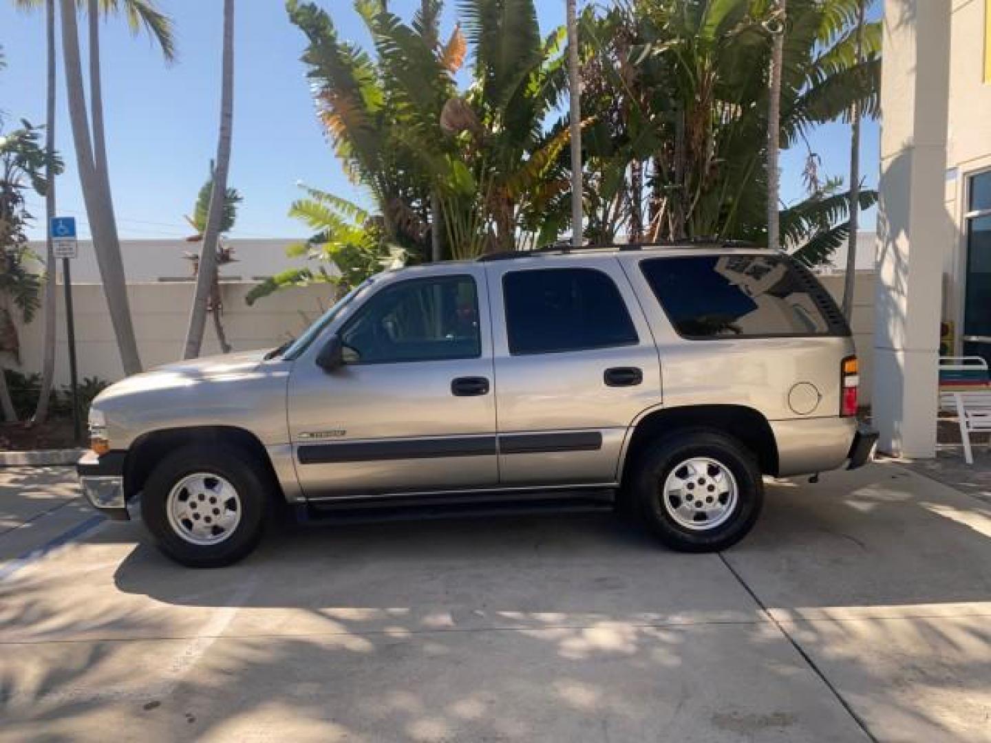 2002 Light Pewter Metallic /Gpht/Med Gray Chevrolet Tahoe LS FLORIDA LOW MILES 55,735 (1GNEC13Z72R) with an 5.3L Vortec 1000 SFI V8 Engine engine, Automatic transmission, located at 4701 North Dixie Hwy, Pompano Beach, FL, 33064, (954) 422-2889, 26.240938, -80.123474 - OUR WEBPAGE FLORIDACARS1.COM HAS OVER 100 PHOTOS AND FREE CARFAX LINK 2002 CHEVROLET TAHOE LS LEATHER $ 35,524 NEW VIN: 1GNEC13Z72R225695 1 G N E C 1 3 Z 7 2 R 2 2 5 6 9 5 4 DOOR WAGON/SPORT UTILITY 5.3L V8 F FLEX FUEL REAR WHEEL DRIVE Top Features Alloy Wheels Cloth Seats Running Boards Basic Featu - Photo#4