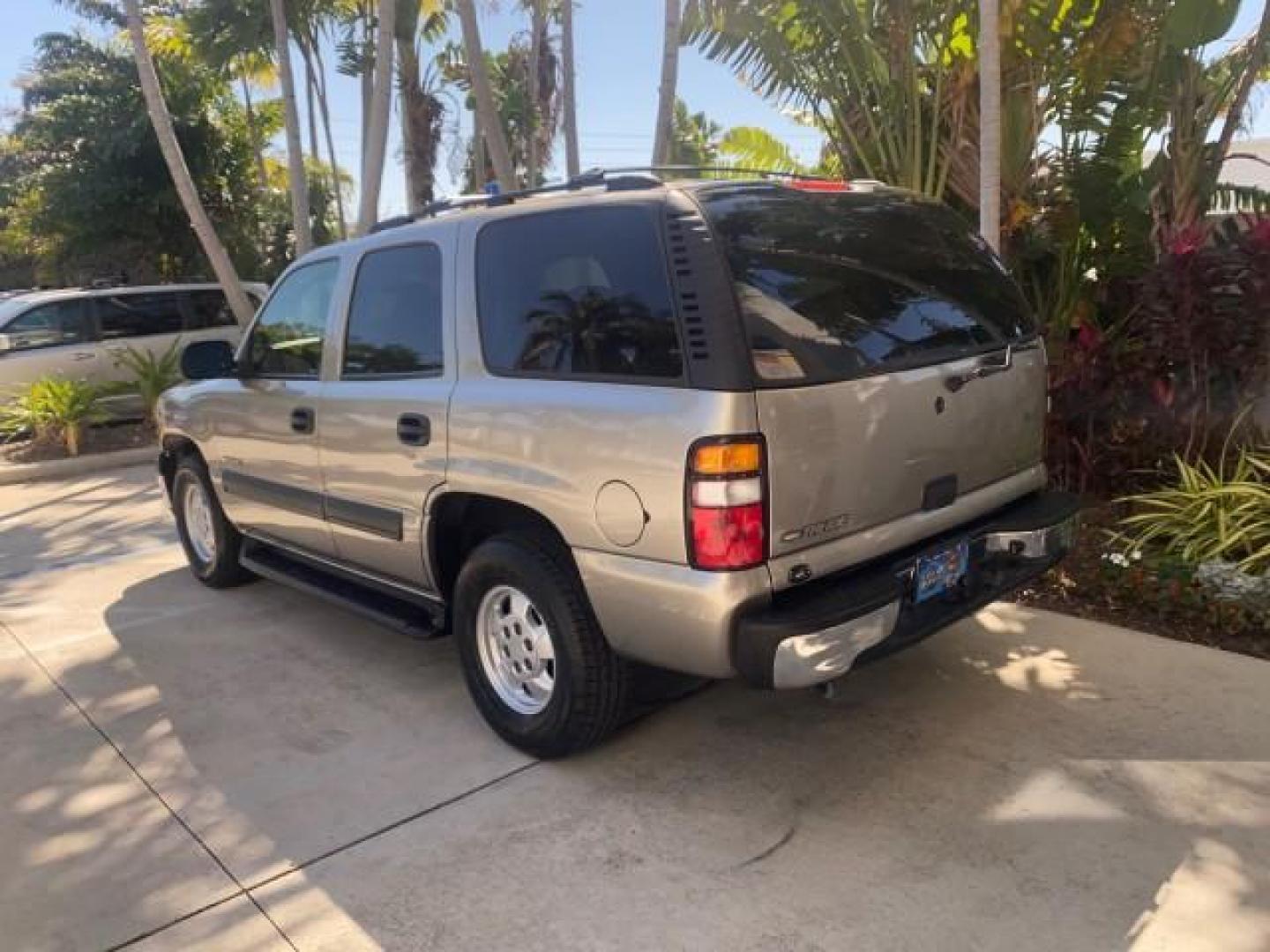 2002 Light Pewter Metallic /Gpht/Med Gray Chevrolet Tahoe LS FLORIDA LOW MILES 55,735 (1GNEC13Z72R) with an 5.3L Vortec 1000 SFI V8 Engine engine, Automatic transmission, located at 4701 North Dixie Hwy, Pompano Beach, FL, 33064, (954) 422-2889, 26.240938, -80.123474 - OUR WEBPAGE FLORIDACARS1.COM HAS OVER 100 PHOTOS AND FREE CARFAX LINK 2002 CHEVROLET TAHOE LS LEATHER $ 35,524 NEW VIN: 1GNEC13Z72R225695 1 G N E C 1 3 Z 7 2 R 2 2 5 6 9 5 4 DOOR WAGON/SPORT UTILITY 5.3L V8 F FLEX FUEL REAR WHEEL DRIVE Top Features Alloy Wheels Cloth Seats Running Boards Basic Featu - Photo#5