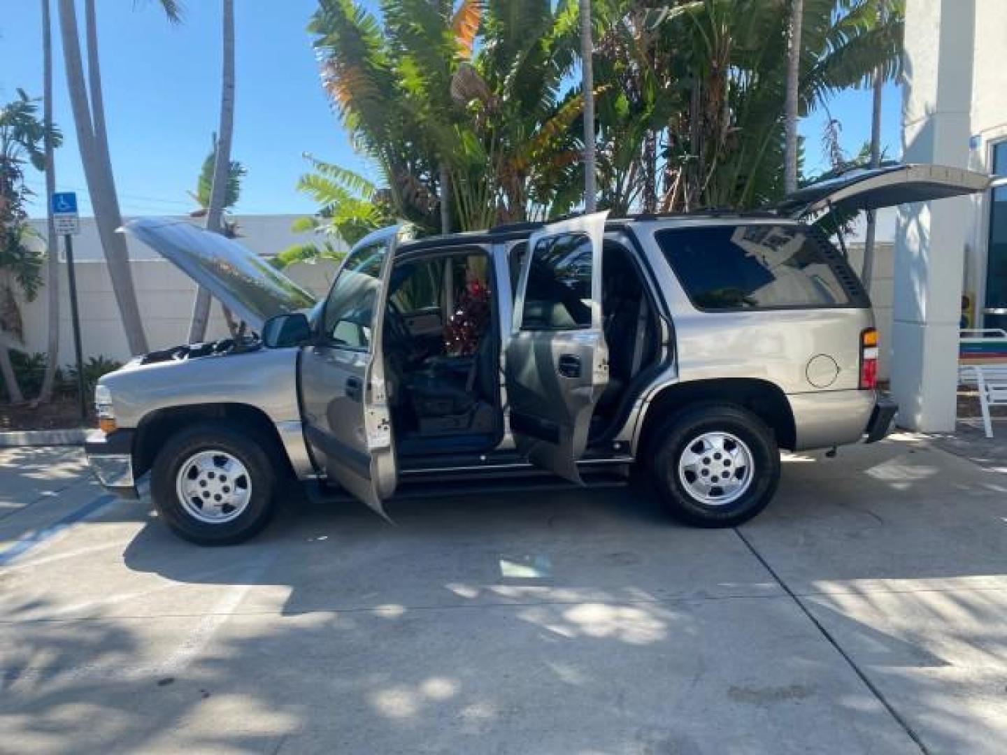 2002 Light Pewter Metallic /Gpht/Med Gray Chevrolet Tahoe LS FLORIDA LOW MILES 55,735 (1GNEC13Z72R) with an 5.3L Vortec 1000 SFI V8 Engine engine, Automatic transmission, located at 4701 North Dixie Hwy, Pompano Beach, FL, 33064, (954) 422-2889, 26.240938, -80.123474 - OUR WEBPAGE FLORIDACARS1.COM HAS OVER 100 PHOTOS AND FREE CARFAX LINK 2002 CHEVROLET TAHOE LS LEATHER $ 35,524 NEW VIN: 1GNEC13Z72R225695 1 G N E C 1 3 Z 7 2 R 2 2 5 6 9 5 4 DOOR WAGON/SPORT UTILITY 5.3L V8 F FLEX FUEL REAR WHEEL DRIVE Top Features Alloy Wheels Cloth Seats Running Boards Basic Featu - Photo#8