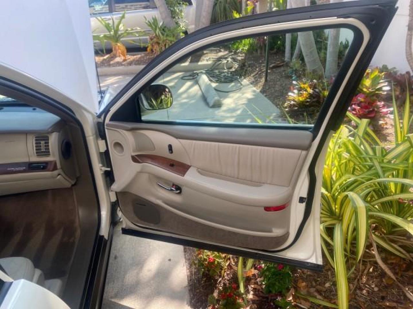 2001 White /Shale Buick Park Avenue LOW MILES 40,143 SUNROOF PEARL (1G4CW54K114) with an 3.8L SFI V6 3800 Series II Engine engine, Automatic transmission, located at 4701 North Dixie Hwy, Pompano Beach, FL, 33064, (954) 422-2889, 26.240938, -80.123474 - OUR WEBPAGE FLORIDACARS1.COM HAS OVER 100 PHOTOS AND FREE CARFAX LINK 2001 BUICK PARK AVENUE HARD TO FIND ! VIN: 1G4CW54K114283664 1 G 4 C W 5 4 K 1 1 4 2 8 3 6 6 4 SEDAN 4 DR 3.8L V6 F 12V GASOLINE 30 MPG FRONT WHEEL DRIVE Top Features Alloy Wheels Leather Seats Basic Features ABS Brakes Automatic - Photo#11