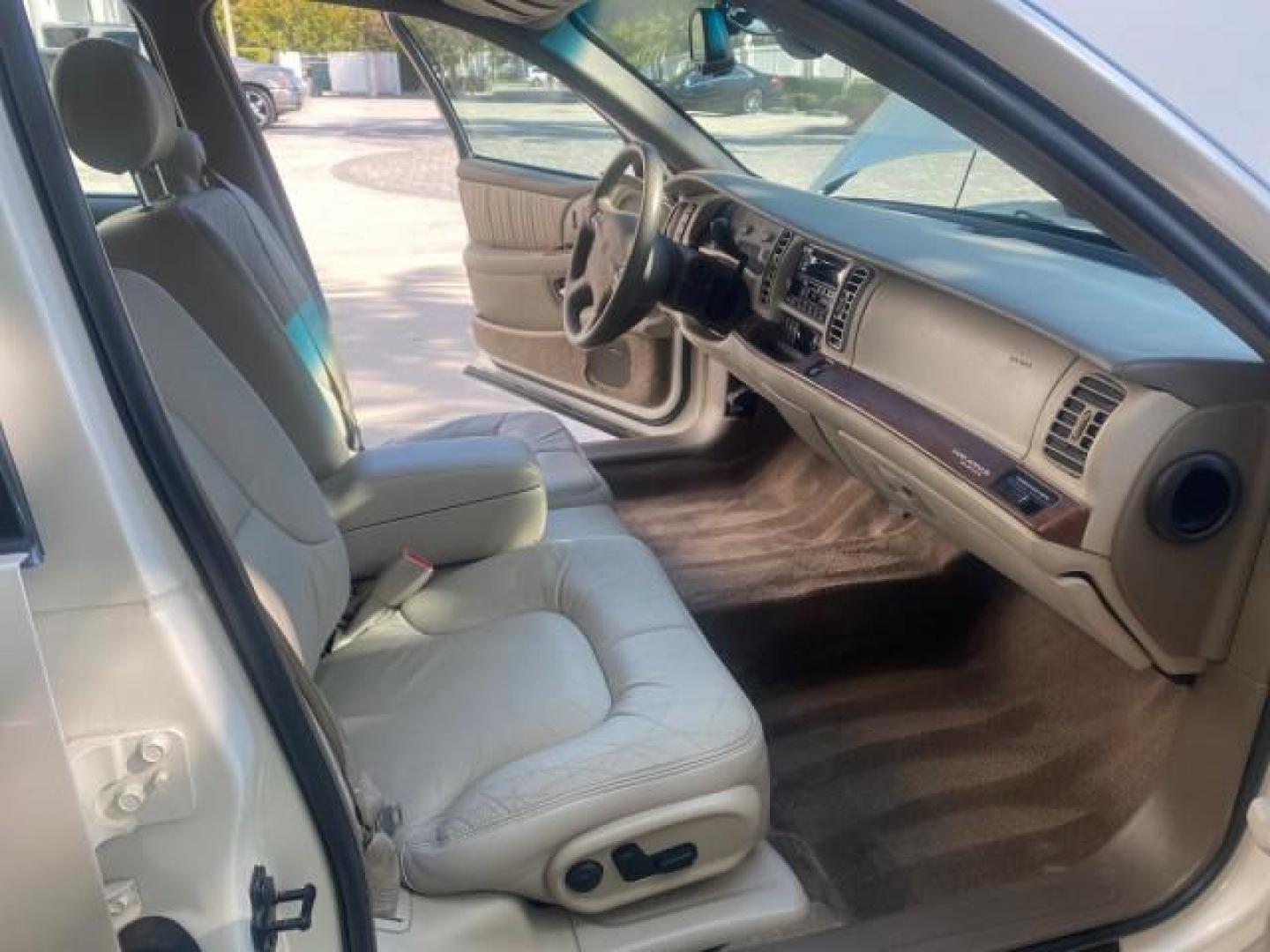2001 White /Shale Buick Park Avenue LOW MILES 40,143 SUNROOF PEARL (1G4CW54K114) with an 3.8L SFI V6 3800 Series II Engine engine, Automatic transmission, located at 4701 North Dixie Hwy, Pompano Beach, FL, 33064, (954) 422-2889, 26.240938, -80.123474 - OUR WEBPAGE FLORIDACARS1.COM HAS OVER 100 PHOTOS AND FREE CARFAX LINK 2001 BUICK PARK AVENUE HARD TO FIND ! VIN: 1G4CW54K114283664 1 G 4 C W 5 4 K 1 1 4 2 8 3 6 6 4 SEDAN 4 DR 3.8L V6 F 12V GASOLINE 30 MPG FRONT WHEEL DRIVE Top Features Alloy Wheels Leather Seats Basic Features ABS Brakes Automatic - Photo#12