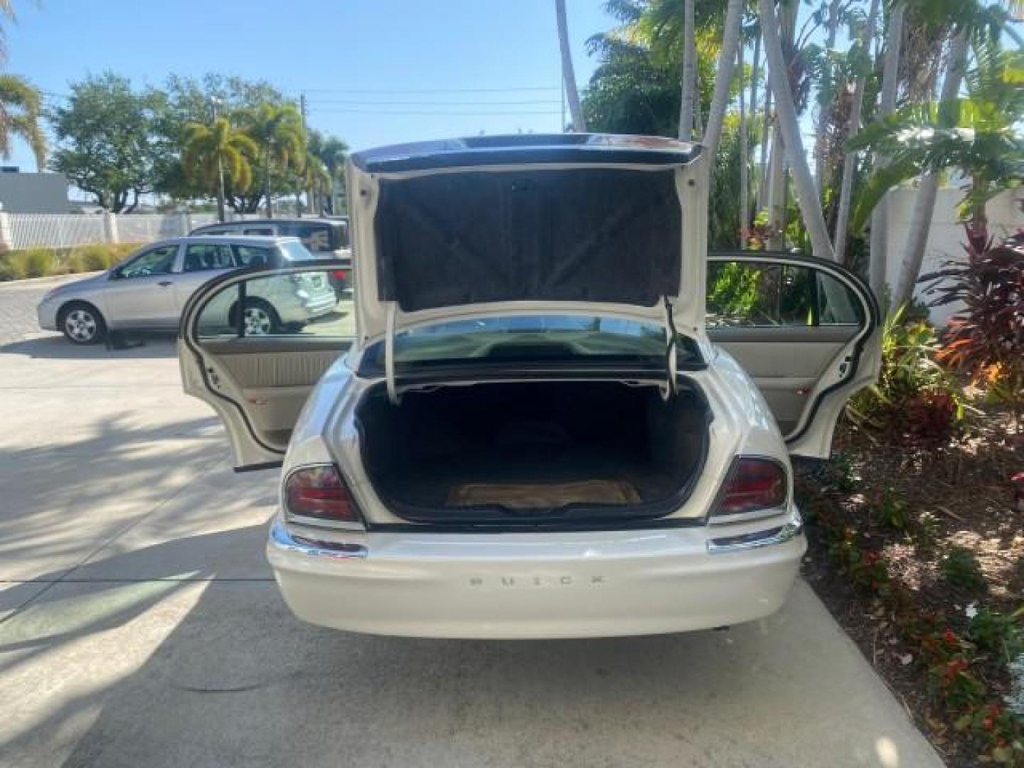 2001 White /Shale Buick Park Avenue LOW MILES 40,143 SUNROOF PEARL (1G4CW54K114) with an 3.8L SFI V6 3800 Series II Engine engine, Automatic transmission, located at 4701 North Dixie Hwy, Pompano Beach, FL, 33064, (954) 422-2889, 26.240938, -80.123474 - OUR WEBPAGE FLORIDACARS1.COM HAS OVER 100 PHOTOS AND FREE CARFAX LINK 2001 BUICK PARK AVENUE HARD TO FIND ! VIN: 1G4CW54K114283664 1 G 4 C W 5 4 K 1 1 4 2 8 3 6 6 4 SEDAN 4 DR 3.8L V6 F 12V GASOLINE 30 MPG FRONT WHEEL DRIVE Top Features Alloy Wheels Leather Seats Basic Features ABS Brakes Automatic - Photo#15