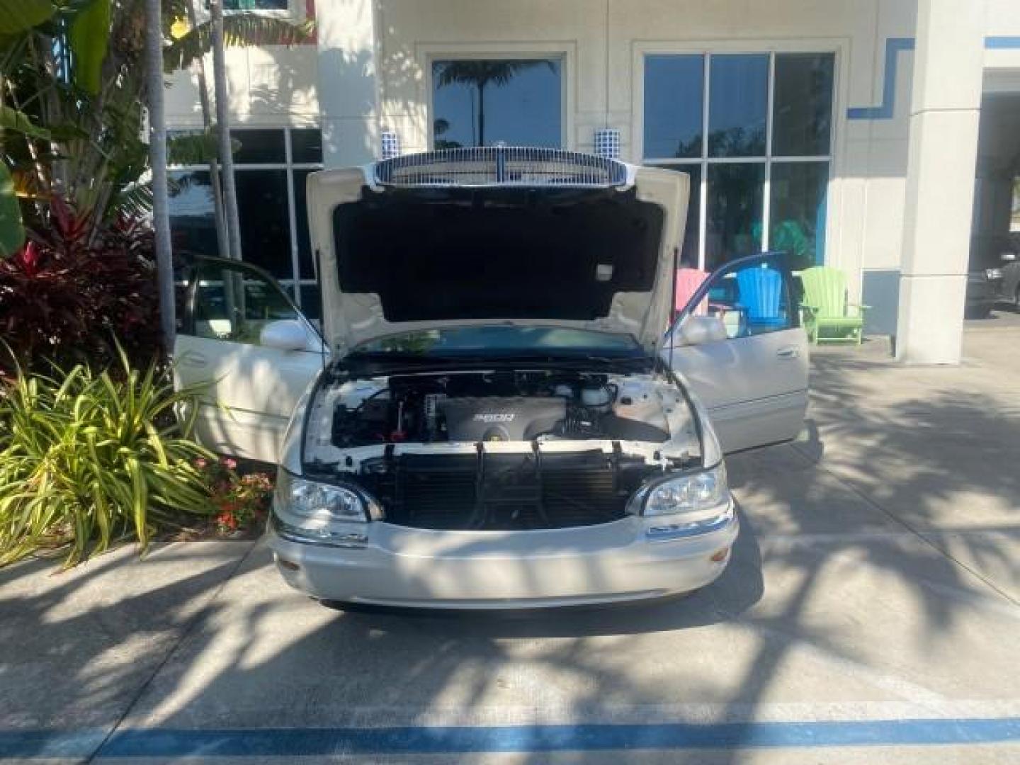 2001 White /Shale Buick Park Avenue LOW MILES 40,143 SUNROOF PEARL (1G4CW54K114) with an 3.8L SFI V6 3800 Series II Engine engine, Automatic transmission, located at 4701 North Dixie Hwy, Pompano Beach, FL, 33064, (954) 422-2889, 26.240938, -80.123474 - OUR WEBPAGE FLORIDACARS1.COM HAS OVER 100 PHOTOS AND FREE CARFAX LINK 2001 BUICK PARK AVENUE HARD TO FIND ! VIN: 1G4CW54K114283664 1 G 4 C W 5 4 K 1 1 4 2 8 3 6 6 4 SEDAN 4 DR 3.8L V6 F 12V GASOLINE 30 MPG FRONT WHEEL DRIVE Top Features Alloy Wheels Leather Seats Basic Features ABS Brakes Automatic - Photo#16