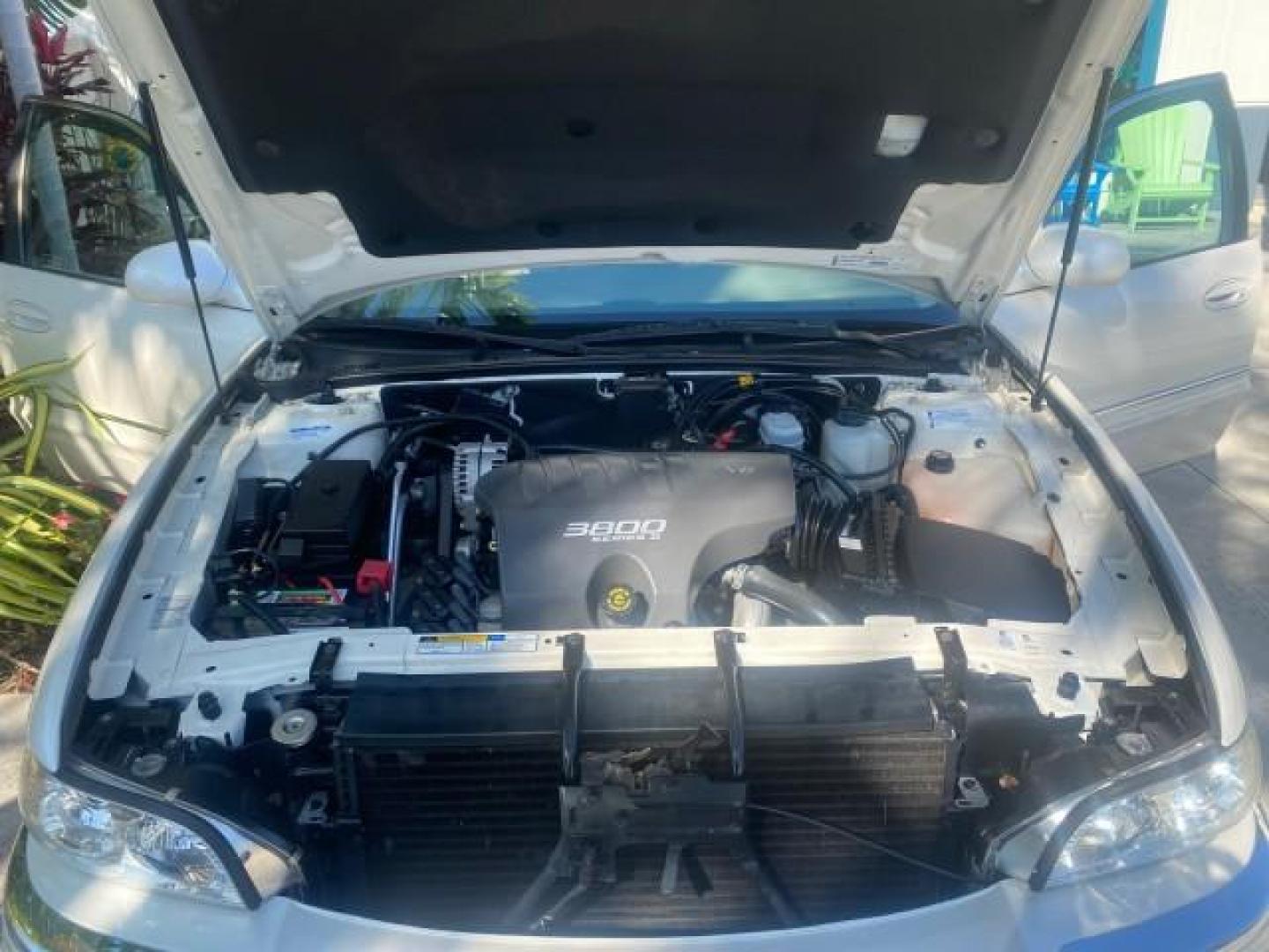 2001 White /Shale Buick Park Avenue LOW MILES 40,143 SUNROOF PEARL (1G4CW54K114) with an 3.8L SFI V6 3800 Series II Engine engine, Automatic transmission, located at 4701 North Dixie Hwy, Pompano Beach, FL, 33064, (954) 422-2889, 26.240938, -80.123474 - OUR WEBPAGE FLORIDACARS1.COM HAS OVER 100 PHOTOS AND FREE CARFAX LINK 2001 BUICK PARK AVENUE HARD TO FIND ! VIN: 1G4CW54K114283664 1 G 4 C W 5 4 K 1 1 4 2 8 3 6 6 4 SEDAN 4 DR 3.8L V6 F 12V GASOLINE 30 MPG FRONT WHEEL DRIVE Top Features Alloy Wheels Leather Seats Basic Features ABS Brakes Automatic - Photo#17