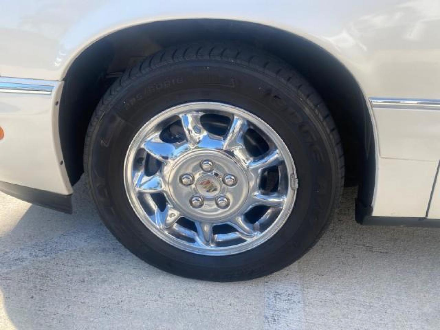 2001 White /Shale Buick Park Avenue LOW MILES 40,143 SUNROOF PEARL (1G4CW54K114) with an 3.8L SFI V6 3800 Series II Engine engine, Automatic transmission, located at 4701 North Dixie Hwy, Pompano Beach, FL, 33064, (954) 422-2889, 26.240938, -80.123474 - OUR WEBPAGE FLORIDACARS1.COM HAS OVER 100 PHOTOS AND FREE CARFAX LINK 2001 BUICK PARK AVENUE HARD TO FIND ! VIN: 1G4CW54K114283664 1 G 4 C W 5 4 K 1 1 4 2 8 3 6 6 4 SEDAN 4 DR 3.8L V6 F 12V GASOLINE 30 MPG FRONT WHEEL DRIVE Top Features Alloy Wheels Leather Seats Basic Features ABS Brakes Automatic - Photo#19