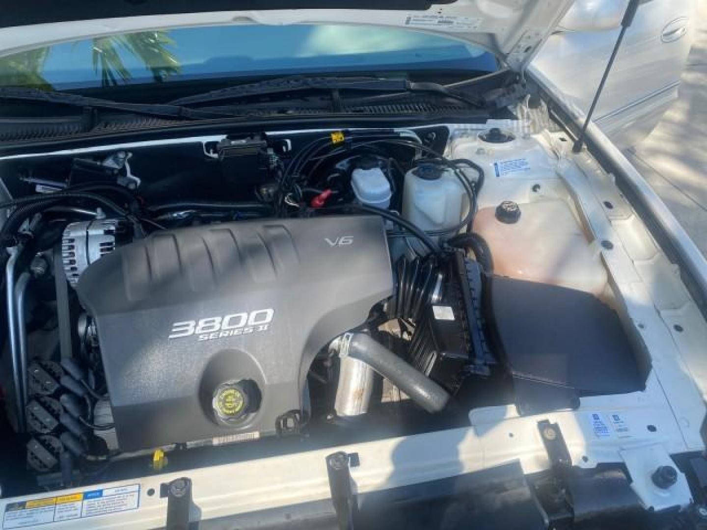 2001 White /Shale Buick Park Avenue LOW MILES 40,143 SUNROOF PEARL (1G4CW54K114) with an 3.8L SFI V6 3800 Series II Engine engine, Automatic transmission, located at 4701 North Dixie Hwy, Pompano Beach, FL, 33064, (954) 422-2889, 26.240938, -80.123474 - OUR WEBPAGE FLORIDACARS1.COM HAS OVER 100 PHOTOS AND FREE CARFAX LINK 2001 BUICK PARK AVENUE HARD TO FIND ! VIN: 1G4CW54K114283664 1 G 4 C W 5 4 K 1 1 4 2 8 3 6 6 4 SEDAN 4 DR 3.8L V6 F 12V GASOLINE 30 MPG FRONT WHEEL DRIVE Top Features Alloy Wheels Leather Seats Basic Features ABS Brakes Automatic - Photo#25