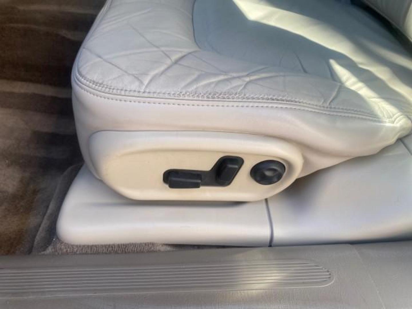 2001 White /Shale Buick Park Avenue LOW MILES 40,143 SUNROOF PEARL (1G4CW54K114) with an 3.8L SFI V6 3800 Series II Engine engine, Automatic transmission, located at 4701 North Dixie Hwy, Pompano Beach, FL, 33064, (954) 422-2889, 26.240938, -80.123474 - OUR WEBPAGE FLORIDACARS1.COM HAS OVER 100 PHOTOS AND FREE CARFAX LINK 2001 BUICK PARK AVENUE HARD TO FIND ! VIN: 1G4CW54K114283664 1 G 4 C W 5 4 K 1 1 4 2 8 3 6 6 4 SEDAN 4 DR 3.8L V6 F 12V GASOLINE 30 MPG FRONT WHEEL DRIVE Top Features Alloy Wheels Leather Seats Basic Features ABS Brakes Automatic - Photo#53