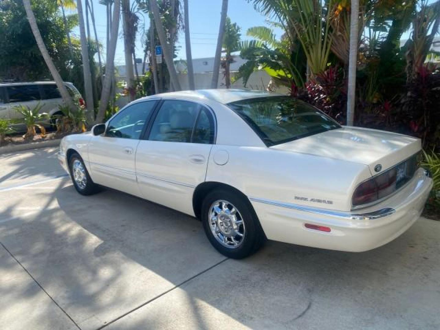 2001 White /Shale Buick Park Avenue LOW MILES 40,143 SUNROOF PEARL (1G4CW54K114) with an 3.8L SFI V6 3800 Series II Engine engine, Automatic transmission, located at 4701 North Dixie Hwy, Pompano Beach, FL, 33064, (954) 422-2889, 26.240938, -80.123474 - OUR WEBPAGE FLORIDACARS1.COM HAS OVER 100 PHOTOS AND FREE CARFAX LINK 2001 BUICK PARK AVENUE HARD TO FIND ! VIN: 1G4CW54K114283664 1 G 4 C W 5 4 K 1 1 4 2 8 3 6 6 4 SEDAN 4 DR 3.8L V6 F 12V GASOLINE 30 MPG FRONT WHEEL DRIVE Top Features Alloy Wheels Leather Seats Basic Features ABS Brakes Automatic - Photo#5