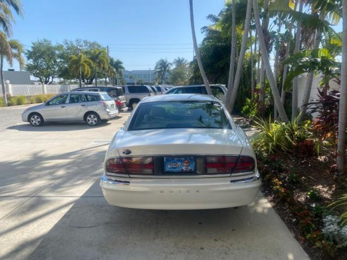 2001 White /Shale Buick Park Avenue LOW MILES 40,143 SUNROOF PEARL (1G4CW54K114) with an 3.8L SFI V6 3800 Series II Engine engine, Automatic transmission, located at 4701 North Dixie Hwy, Pompano Beach, FL, 33064, (954) 422-2889, 26.240938, -80.123474 - OUR WEBPAGE FLORIDACARS1.COM HAS OVER 100 PHOTOS AND FREE CARFAX LINK 2001 BUICK PARK AVENUE HARD TO FIND ! VIN: 1G4CW54K114283664 1 G 4 C W 5 4 K 1 1 4 2 8 3 6 6 4 SEDAN 4 DR 3.8L V6 F 12V GASOLINE 30 MPG FRONT WHEEL DRIVE Top Features Alloy Wheels Leather Seats Basic Features ABS Brakes Automatic - Photo#6