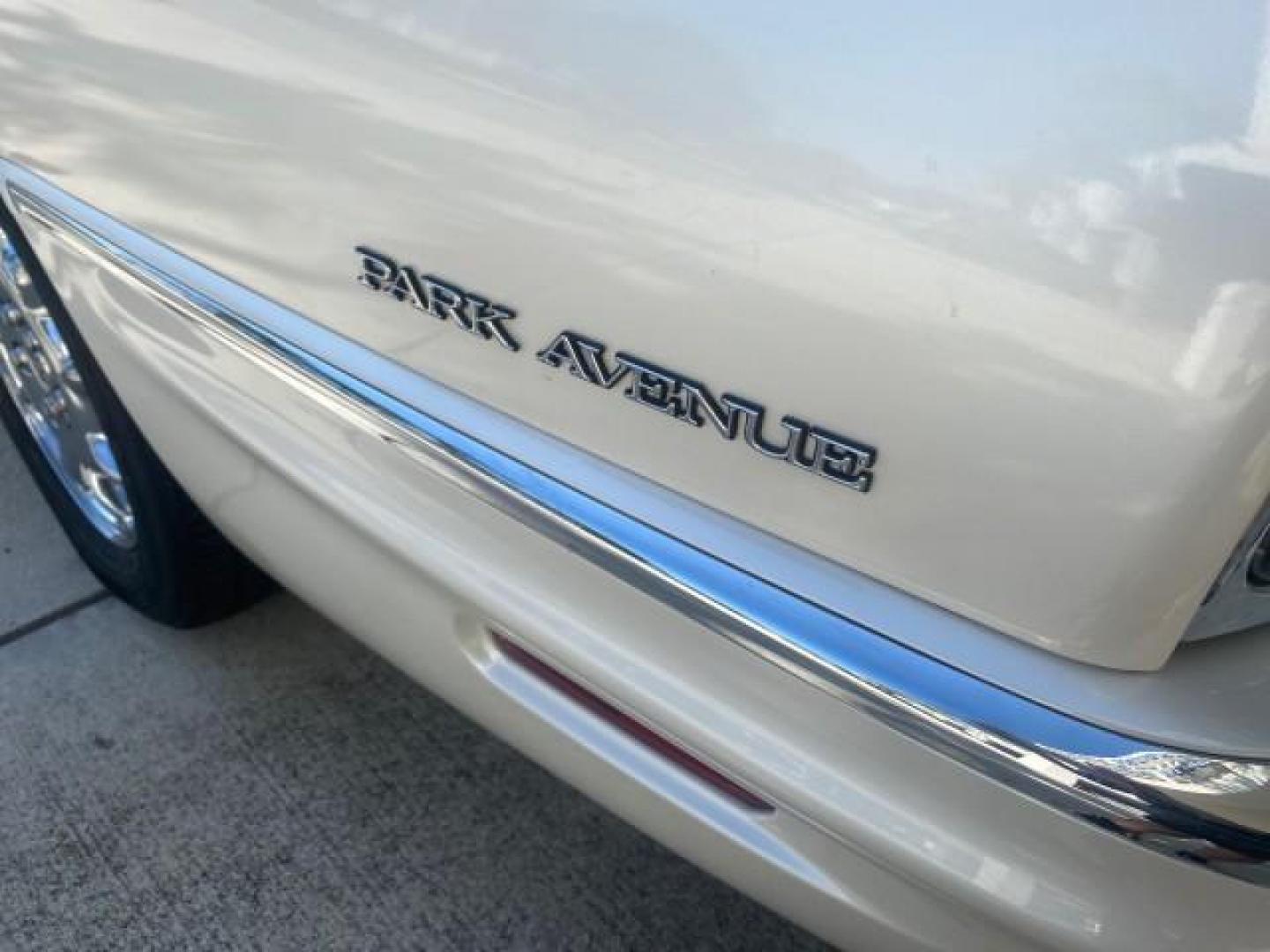 2001 White /Shale Buick Park Avenue LOW MILES 40,143 SUNROOF PEARL (1G4CW54K114) with an 3.8L SFI V6 3800 Series II Engine engine, Automatic transmission, located at 4701 North Dixie Hwy, Pompano Beach, FL, 33064, (954) 422-2889, 26.240938, -80.123474 - OUR WEBPAGE FLORIDACARS1.COM HAS OVER 100 PHOTOS AND FREE CARFAX LINK 2001 BUICK PARK AVENUE HARD TO FIND ! VIN: 1G4CW54K114283664 1 G 4 C W 5 4 K 1 1 4 2 8 3 6 6 4 SEDAN 4 DR 3.8L V6 F 12V GASOLINE 30 MPG FRONT WHEEL DRIVE Top Features Alloy Wheels Leather Seats Basic Features ABS Brakes Automatic - Photo#74