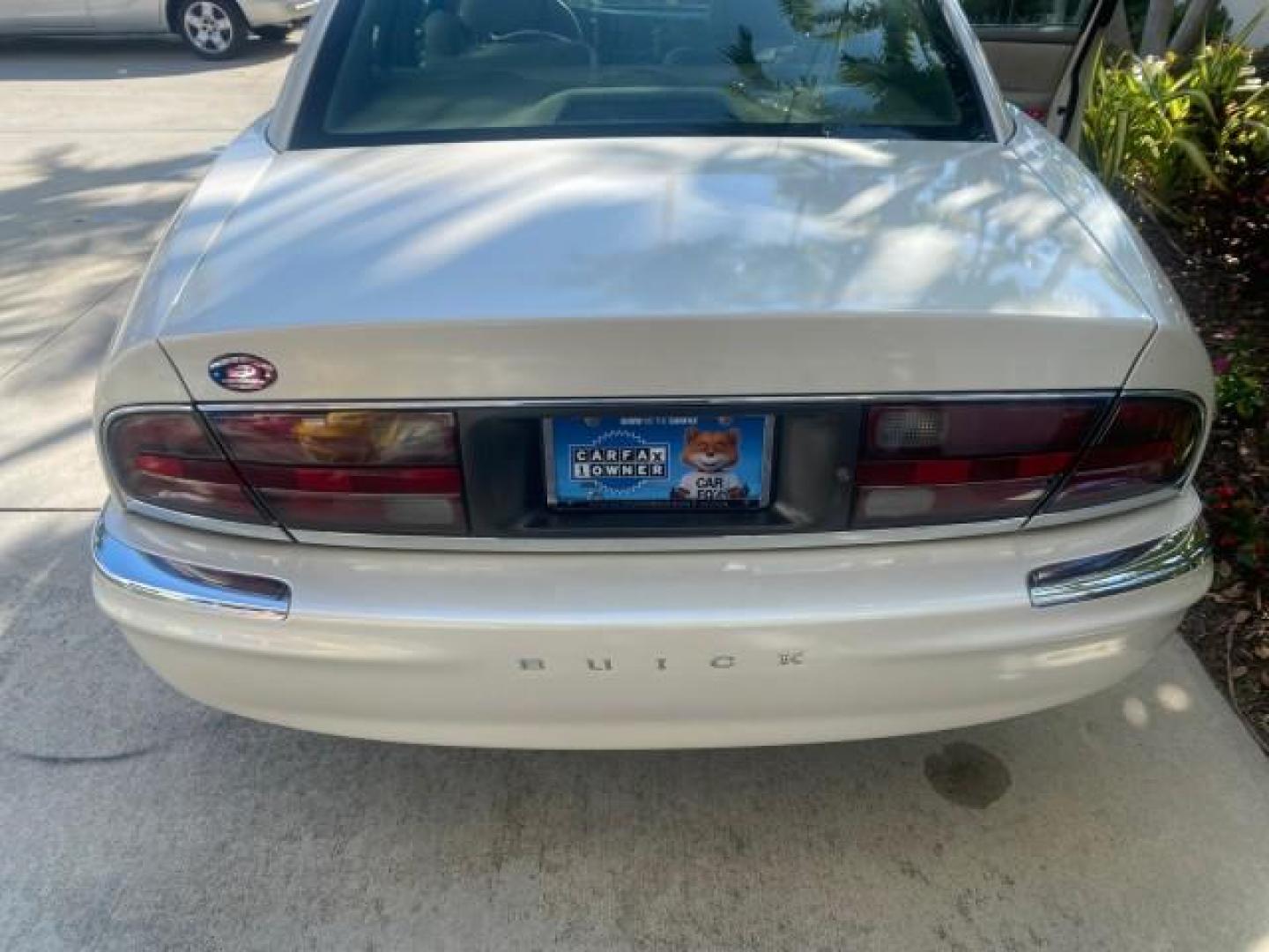 2001 White /Shale Buick Park Avenue LOW MILES 40,143 SUNROOF PEARL (1G4CW54K114) with an 3.8L SFI V6 3800 Series II Engine engine, Automatic transmission, located at 4701 North Dixie Hwy, Pompano Beach, FL, 33064, (954) 422-2889, 26.240938, -80.123474 - OUR WEBPAGE FLORIDACARS1.COM HAS OVER 100 PHOTOS AND FREE CARFAX LINK 2001 BUICK PARK AVENUE HARD TO FIND ! VIN: 1G4CW54K114283664 1 G 4 C W 5 4 K 1 1 4 2 8 3 6 6 4 SEDAN 4 DR 3.8L V6 F 12V GASOLINE 30 MPG FRONT WHEEL DRIVE Top Features Alloy Wheels Leather Seats Basic Features ABS Brakes Automatic - Photo#76