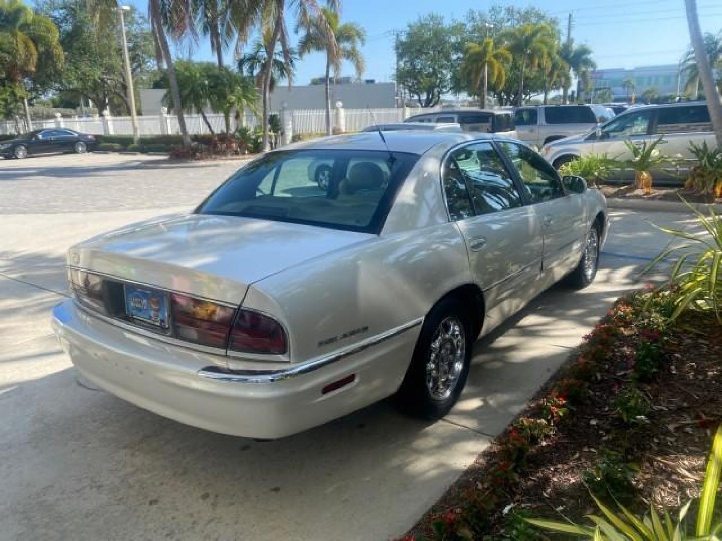 2001 White /Shale Buick Park Avenue LOW MILES 40,143 SUNROOF PEARL (1G4CW54K114) with an 3.8L SFI V6 3800 Series II Engine engine, Automatic transmission, located at 4701 North Dixie Hwy, Pompano Beach, FL, 33064, (954) 422-2889, 26.240938, -80.123474 - OUR WEBPAGE FLORIDACARS1.COM HAS OVER 100 PHOTOS AND FREE CARFAX LINK 2001 BUICK PARK AVENUE HARD TO FIND ! VIN: 1G4CW54K114283664 1 G 4 C W 5 4 K 1 1 4 2 8 3 6 6 4 SEDAN 4 DR 3.8L V6 F 12V GASOLINE 30 MPG FRONT WHEEL DRIVE Top Features Alloy Wheels Leather Seats Basic Features ABS Brakes Automatic - Photo#7