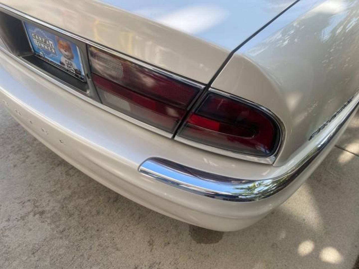 2001 White /Shale Buick Park Avenue LOW MILES 40,143 SUNROOF PEARL (1G4CW54K114) with an 3.8L SFI V6 3800 Series II Engine engine, Automatic transmission, located at 4701 North Dixie Hwy, Pompano Beach, FL, 33064, (954) 422-2889, 26.240938, -80.123474 - OUR WEBPAGE FLORIDACARS1.COM HAS OVER 100 PHOTOS AND FREE CARFAX LINK 2001 BUICK PARK AVENUE HARD TO FIND ! VIN: 1G4CW54K114283664 1 G 4 C W 5 4 K 1 1 4 2 8 3 6 6 4 SEDAN 4 DR 3.8L V6 F 12V GASOLINE 30 MPG FRONT WHEEL DRIVE Top Features Alloy Wheels Leather Seats Basic Features ABS Brakes Automatic - Photo#79