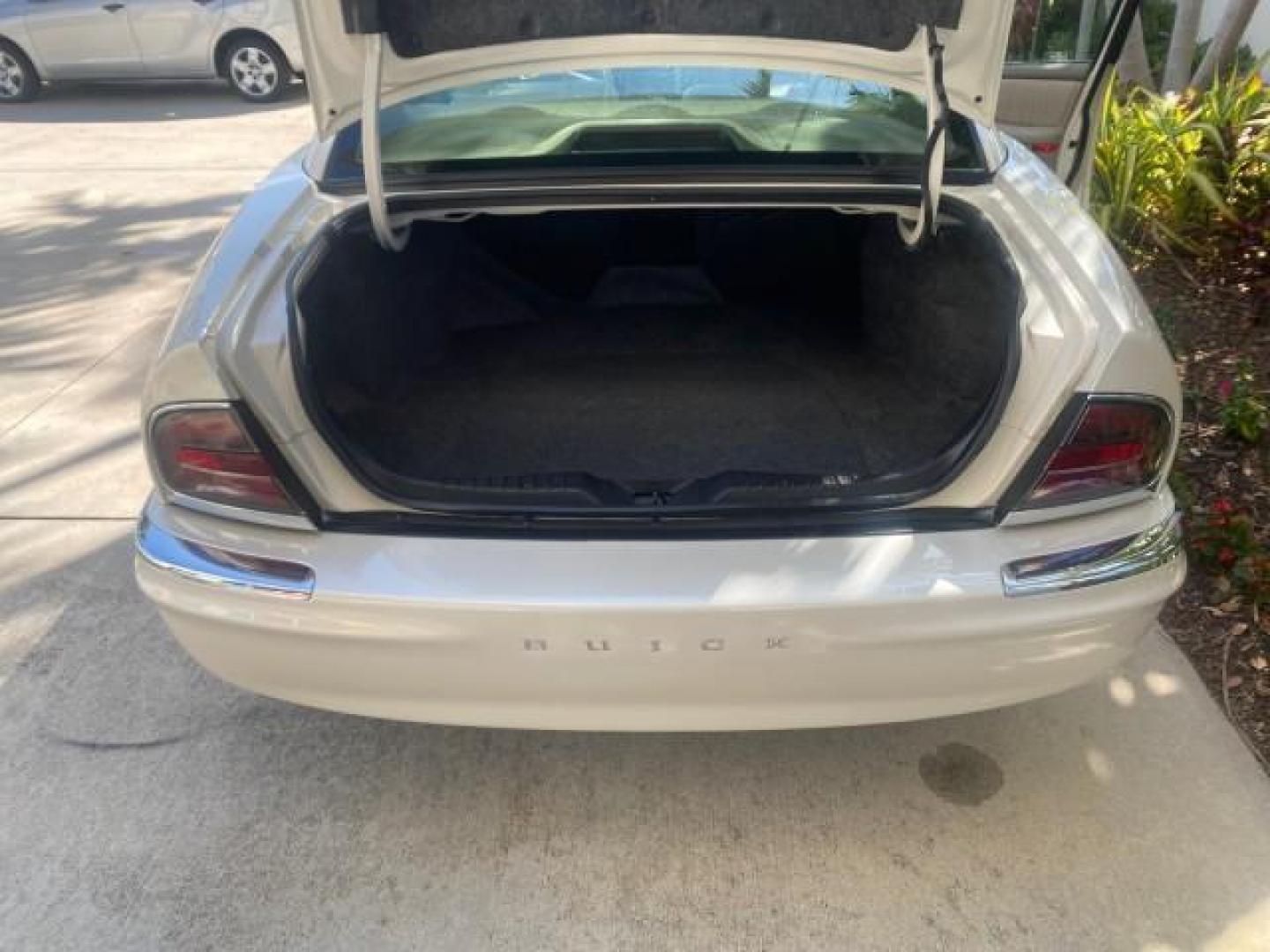2001 White /Shale Buick Park Avenue LOW MILES 40,143 SUNROOF PEARL (1G4CW54K114) with an 3.8L SFI V6 3800 Series II Engine engine, Automatic transmission, located at 4701 North Dixie Hwy, Pompano Beach, FL, 33064, (954) 422-2889, 26.240938, -80.123474 - OUR WEBPAGE FLORIDACARS1.COM HAS OVER 100 PHOTOS AND FREE CARFAX LINK 2001 BUICK PARK AVENUE HARD TO FIND ! VIN: 1G4CW54K114283664 1 G 4 C W 5 4 K 1 1 4 2 8 3 6 6 4 SEDAN 4 DR 3.8L V6 F 12V GASOLINE 30 MPG FRONT WHEEL DRIVE Top Features Alloy Wheels Leather Seats Basic Features ABS Brakes Automatic - Photo#80