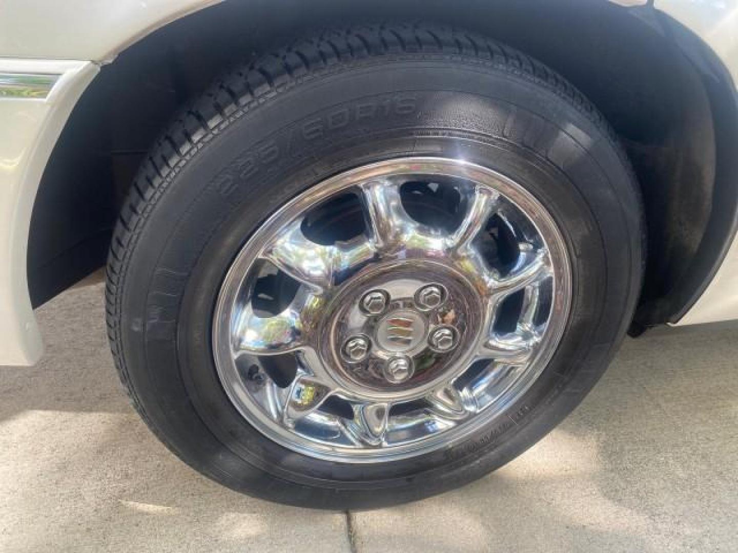 2001 White /Shale Buick Park Avenue LOW MILES 40,143 SUNROOF PEARL (1G4CW54K114) with an 3.8L SFI V6 3800 Series II Engine engine, Automatic transmission, located at 4701 North Dixie Hwy, Pompano Beach, FL, 33064, (954) 422-2889, 26.240938, -80.123474 - OUR WEBPAGE FLORIDACARS1.COM HAS OVER 100 PHOTOS AND FREE CARFAX LINK 2001 BUICK PARK AVENUE HARD TO FIND ! VIN: 1G4CW54K114283664 1 G 4 C W 5 4 K 1 1 4 2 8 3 6 6 4 SEDAN 4 DR 3.8L V6 F 12V GASOLINE 30 MPG FRONT WHEEL DRIVE Top Features Alloy Wheels Leather Seats Basic Features ABS Brakes Automatic - Photo#83