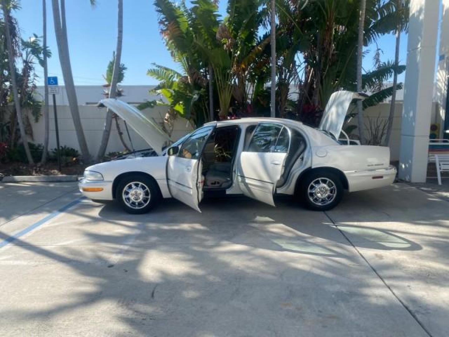 2001 White /Shale Buick Park Avenue LOW MILES 40,143 SUNROOF PEARL (1G4CW54K114) with an 3.8L SFI V6 3800 Series II Engine engine, Automatic transmission, located at 4701 North Dixie Hwy, Pompano Beach, FL, 33064, (954) 422-2889, 26.240938, -80.123474 - OUR WEBPAGE FLORIDACARS1.COM HAS OVER 100 PHOTOS AND FREE CARFAX LINK 2001 BUICK PARK AVENUE HARD TO FIND ! VIN: 1G4CW54K114283664 1 G 4 C W 5 4 K 1 1 4 2 8 3 6 6 4 SEDAN 4 DR 3.8L V6 F 12V GASOLINE 30 MPG FRONT WHEEL DRIVE Top Features Alloy Wheels Leather Seats Basic Features ABS Brakes Automatic - Photo#8