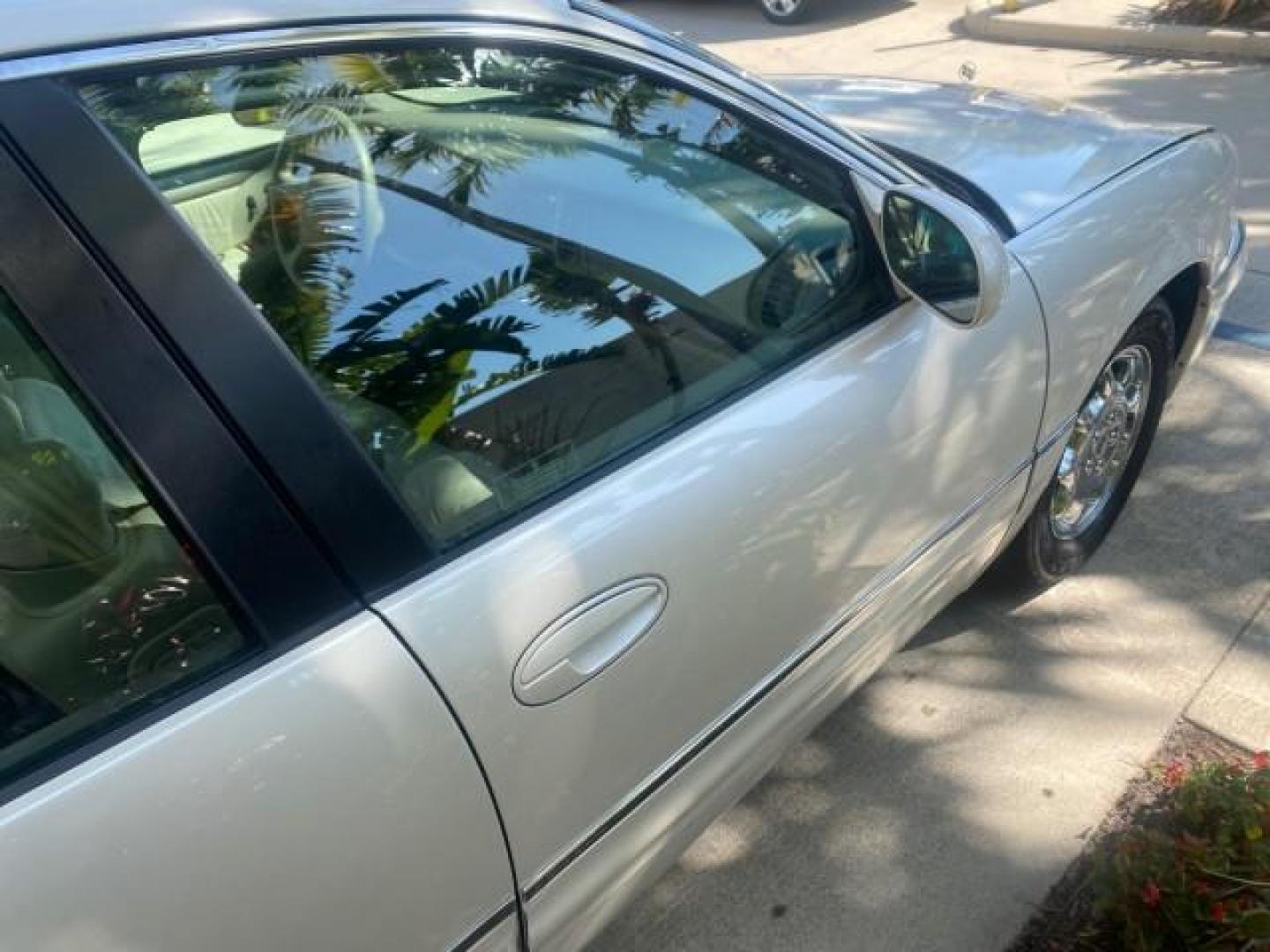 2001 White /Shale Buick Park Avenue LOW MILES 40,143 SUNROOF PEARL (1G4CW54K114) with an 3.8L SFI V6 3800 Series II Engine engine, Automatic transmission, located at 4701 North Dixie Hwy, Pompano Beach, FL, 33064, (954) 422-2889, 26.240938, -80.123474 - OUR WEBPAGE FLORIDACARS1.COM HAS OVER 100 PHOTOS AND FREE CARFAX LINK 2001 BUICK PARK AVENUE HARD TO FIND ! VIN: 1G4CW54K114283664 1 G 4 C W 5 4 K 1 1 4 2 8 3 6 6 4 SEDAN 4 DR 3.8L V6 F 12V GASOLINE 30 MPG FRONT WHEEL DRIVE Top Features Alloy Wheels Leather Seats Basic Features ABS Brakes Automatic - Photo#93