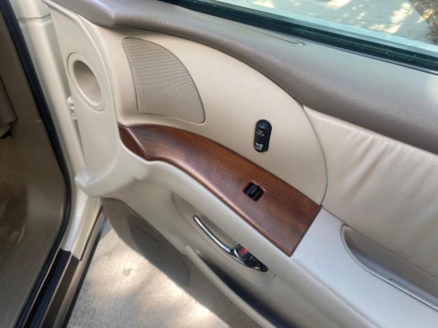 2001 White /Shale Buick Park Avenue LOW MILES 40,143 SUNROOF PEARL (1G4CW54K114) with an 3.8L SFI V6 3800 Series II Engine engine, Automatic transmission, located at 4701 North Dixie Hwy, Pompano Beach, FL, 33064, (954) 422-2889, 26.240938, -80.123474 - OUR WEBPAGE FLORIDACARS1.COM HAS OVER 100 PHOTOS AND FREE CARFAX LINK 2001 BUICK PARK AVENUE HARD TO FIND ! VIN: 1G4CW54K114283664 1 G 4 C W 5 4 K 1 1 4 2 8 3 6 6 4 SEDAN 4 DR 3.8L V6 F 12V GASOLINE 30 MPG FRONT WHEEL DRIVE Top Features Alloy Wheels Leather Seats Basic Features ABS Brakes Automatic - Photo#95