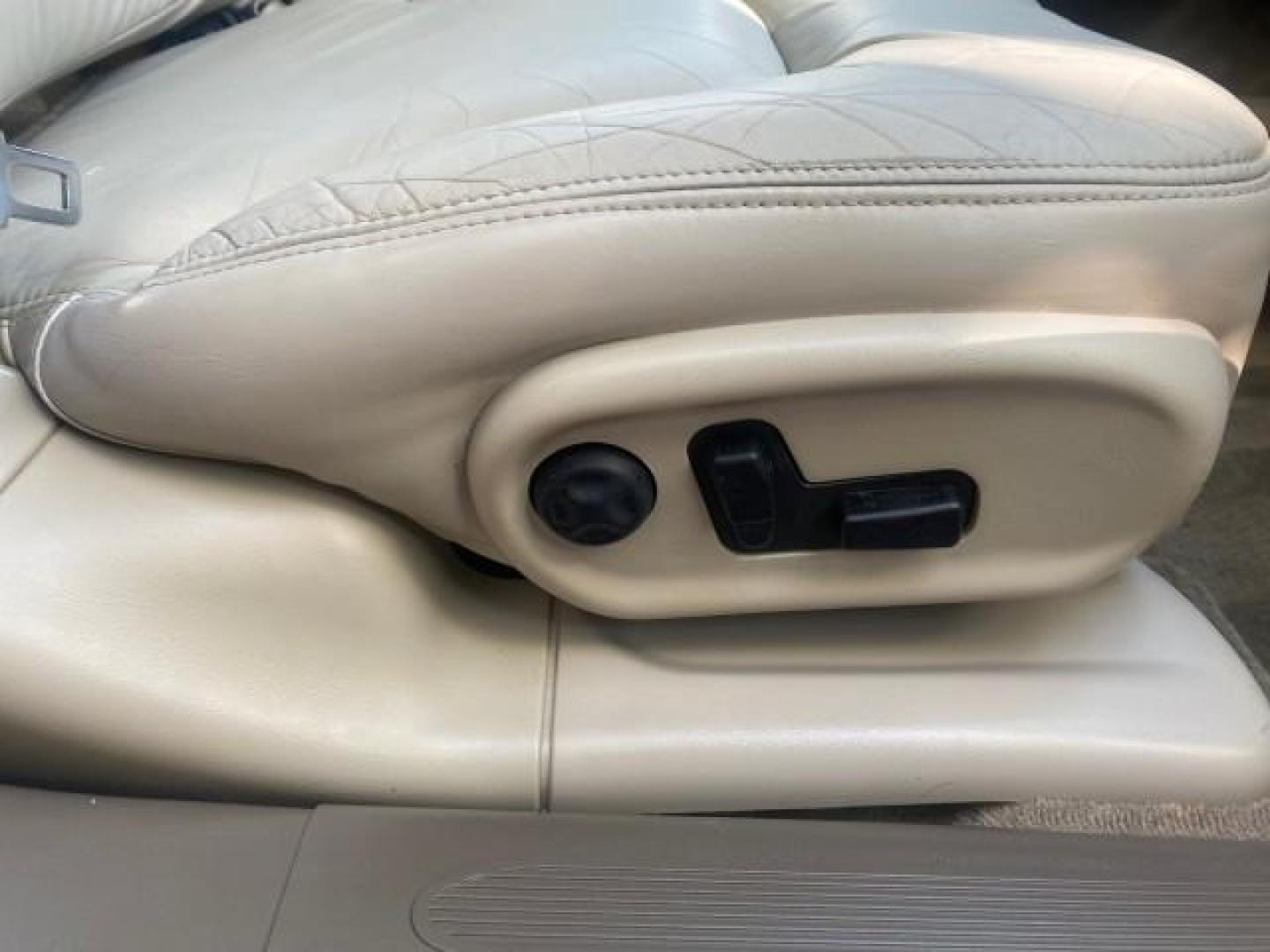 2001 White /Shale Buick Park Avenue LOW MILES 40,143 SUNROOF PEARL (1G4CW54K114) with an 3.8L SFI V6 3800 Series II Engine engine, Automatic transmission, located at 4701 North Dixie Hwy, Pompano Beach, FL, 33064, (954) 422-2889, 26.240938, -80.123474 - OUR WEBPAGE FLORIDACARS1.COM HAS OVER 100 PHOTOS AND FREE CARFAX LINK 2001 BUICK PARK AVENUE HARD TO FIND ! VIN: 1G4CW54K114283664 1 G 4 C W 5 4 K 1 1 4 2 8 3 6 6 4 SEDAN 4 DR 3.8L V6 F 12V GASOLINE 30 MPG FRONT WHEEL DRIVE Top Features Alloy Wheels Leather Seats Basic Features ABS Brakes Automatic - Photo#97