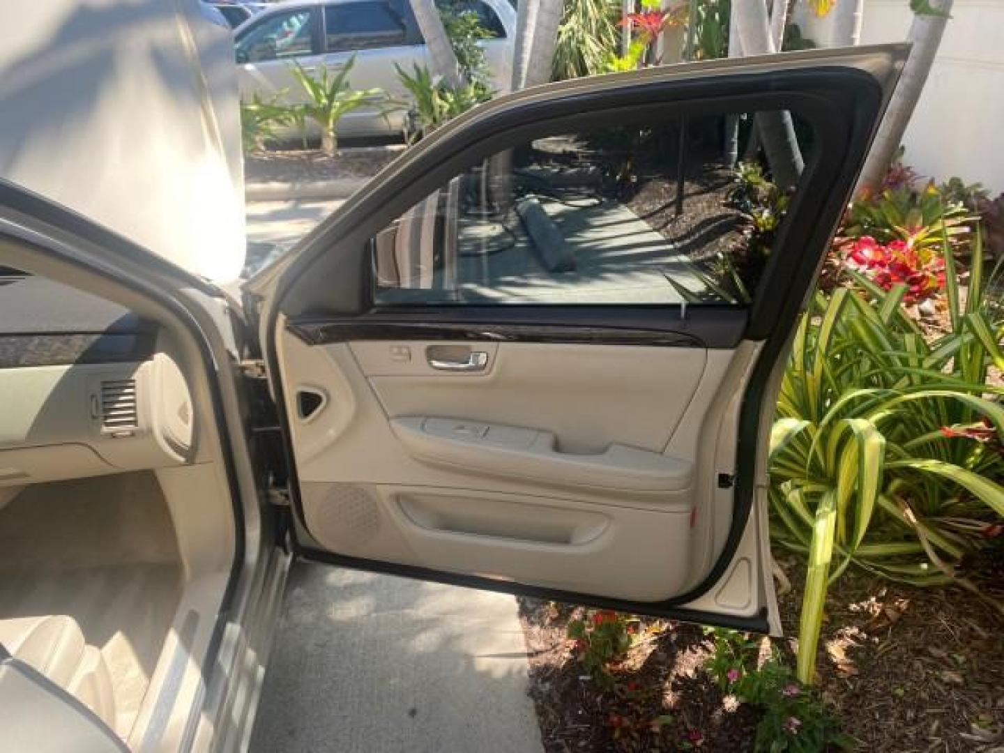 2008 Gold Mist /Shale/Cocoa Cadillac DTS w/1SB LOW MILES SUNROOF (1G6KD57Y38U) with an Northstar 4.6L DOHC V8 Engine engine, Automatic transmission, located at 4701 North Dixie Hwy, Pompano Beach, FL, 33064, (954) 422-2889, 26.240938, -80.123474 - OUR WEBPAGE FLORIDACARS1.COM HAS OVER 100 PHOTOS AND FREE CARFAX LINK 2008 CADILLAC DTS SUNROOF 1SB VIN: 1G6KD57Y38U159186 1 G 6 K D 5 7 Y 3 8 U 1 5 9 1 8 6 SEDAN 4 DR 4.6L V8 F GASOLINE FRONT WHEEL DRIVE Top Features A/C Seat(s) Luxury Package Alloy Wheels Memory Seat(s) BOSE Sound System Blind Spo - Photo#11