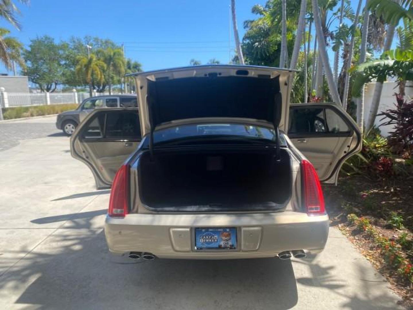 2008 Gold Mist /Shale/Cocoa Cadillac DTS w/1SB LOW MILES SUNROOF (1G6KD57Y38U) with an Northstar 4.6L DOHC V8 Engine engine, Automatic transmission, located at 4701 North Dixie Hwy, Pompano Beach, FL, 33064, (954) 422-2889, 26.240938, -80.123474 - OUR WEBPAGE FLORIDACARS1.COM HAS OVER 100 PHOTOS AND FREE CARFAX LINK 2008 CADILLAC DTS SUNROOF 1SB VIN: 1G6KD57Y38U159186 1 G 6 K D 5 7 Y 3 8 U 1 5 9 1 8 6 SEDAN 4 DR 4.6L V8 F GASOLINE FRONT WHEEL DRIVE Top Features A/C Seat(s) Luxury Package Alloy Wheels Memory Seat(s) BOSE Sound System Blind Spo - Photo#15
