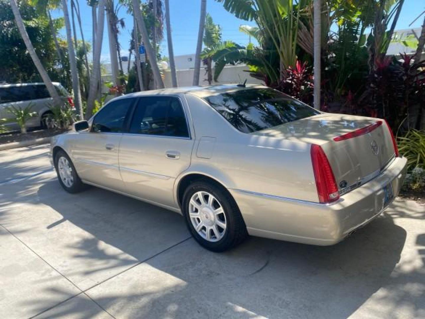 2008 Gold Mist /Shale/Cocoa Cadillac DTS w/1SB LOW MILES SUNROOF (1G6KD57Y38U) with an Northstar 4.6L DOHC V8 Engine engine, Automatic transmission, located at 4701 North Dixie Hwy, Pompano Beach, FL, 33064, (954) 422-2889, 26.240938, -80.123474 - OUR WEBPAGE FLORIDACARS1.COM HAS OVER 100 PHOTOS AND FREE CARFAX LINK 2008 CADILLAC DTS SUNROOF 1SB VIN: 1G6KD57Y38U159186 1 G 6 K D 5 7 Y 3 8 U 1 5 9 1 8 6 SEDAN 4 DR 4.6L V8 F GASOLINE FRONT WHEEL DRIVE Top Features A/C Seat(s) Luxury Package Alloy Wheels Memory Seat(s) BOSE Sound System Blind Spo - Photo#5