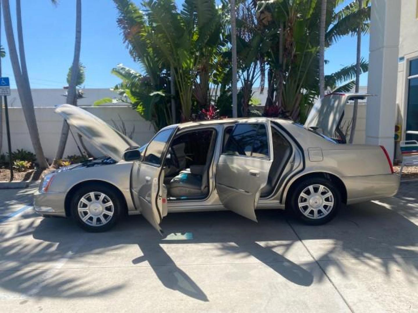 2008 Gold Mist /Shale/Cocoa Cadillac DTS w/1SB LOW MILES SUNROOF (1G6KD57Y38U) with an Northstar 4.6L DOHC V8 Engine engine, Automatic transmission, located at 4701 North Dixie Hwy, Pompano Beach, FL, 33064, (954) 422-2889, 26.240938, -80.123474 - OUR WEBPAGE FLORIDACARS1.COM HAS OVER 100 PHOTOS AND FREE CARFAX LINK 2008 CADILLAC DTS SUNROOF 1SB VIN: 1G6KD57Y38U159186 1 G 6 K D 5 7 Y 3 8 U 1 5 9 1 8 6 SEDAN 4 DR 4.6L V8 F GASOLINE FRONT WHEEL DRIVE Top Features A/C Seat(s) Luxury Package Alloy Wheels Memory Seat(s) BOSE Sound System Blind Spo - Photo#8
