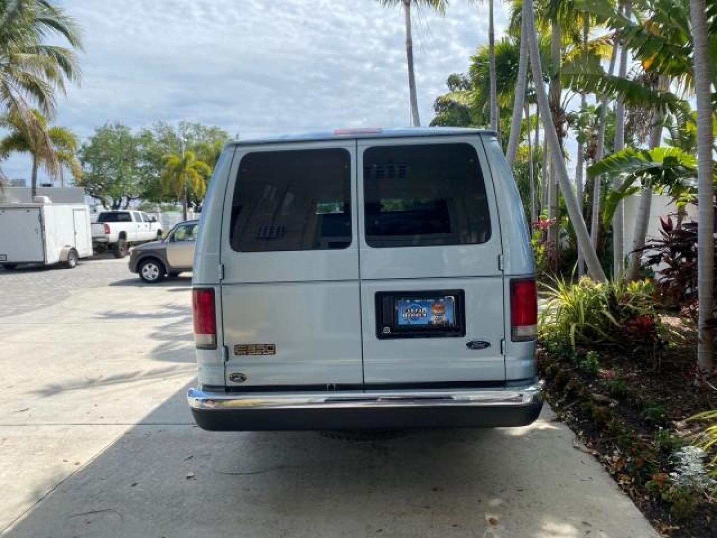 1999 Light Blue /Medium Parchment Ford Econoline Wagon XLT 15 PAS VAN EXT (1FBSS31S6XH) with an 6.8L EFI V10 Engine engine, Automatic transmission, located at 4701 North Dixie Hwy, Pompano Beach, FL, 33064, (954) 422-2889, 26.240938, -80.123474 - OUR WEBPAGE FLORIDACARS1.COM HAS OVER 100 PHOTOS AND FREE CARFAX LINK 1999 1999 FORD E-350 XL XLT SD 15 PASSENGER VIN: 1FBSS31S6XHB80914 VAN 6.8L V10 F SOHC 20V GASOLINE REAR WHEEL DRIVE Top Features Cloth Seats Basic Features ABS Brakes Air Conditioning Cassette Player Power Locks AM/FM Stereo Auto - Photo#6