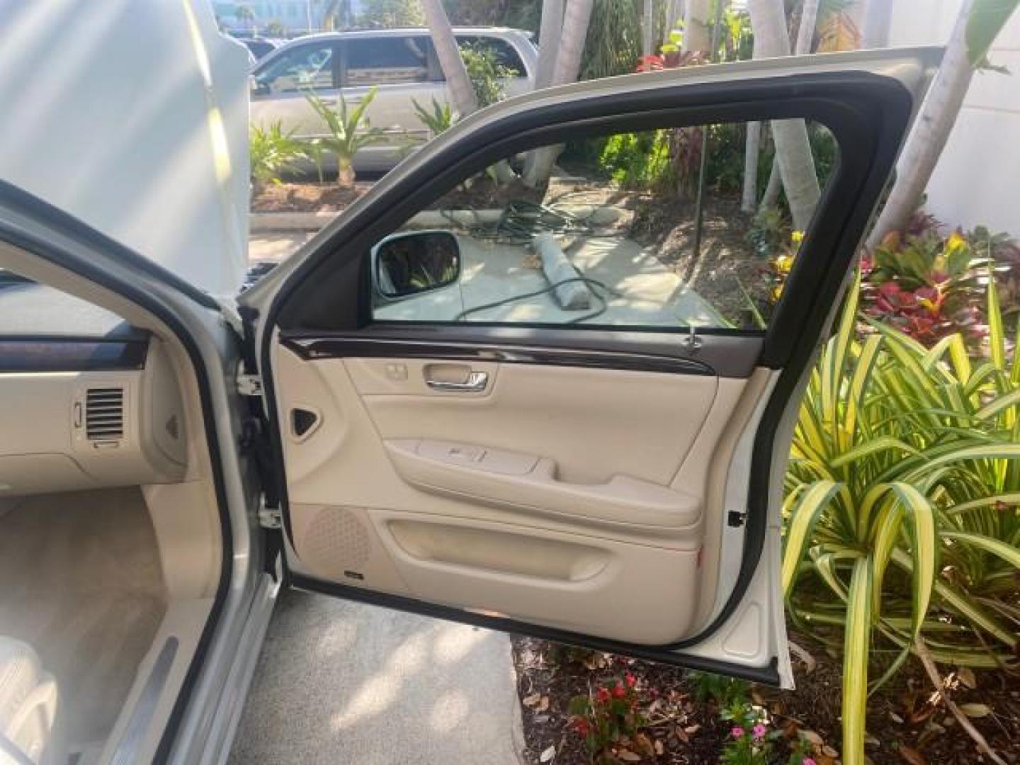 2010 Ocean Pearl Tricoat /Shale/Cocoa Cadillac DTS LOW MILES 39,495 NAV SUNROOF (1G6KH5EY7AU) with an Northstar 4.6L DOHC V8 Engine engine, Automatic transmission, located at 4701 North Dixie Hwy, Pompano Beach, FL, 33064, (954) 422-2889, 26.240938, -80.123474 - OUR WEBPAGE FLORIDACARS1.COM HAS OVER 100 PHOTOS AND FREE CARFAX LINK 2010 CADILLAC DTS PREMIUM COLLECTION $ 56,425 NEW VIN: 1G6KH5EY7AU102292 1 G 6 K H 5 E Y 7 A U 1 0 2 2 9 2 SEDAN 4 DR 4.6L V8 F DOHC 32V GASOLINE FRONT WHEEL DRIVE Top Features A/C Seat(s) Navigation System Alloy Wheels Parking Se - Photo#11