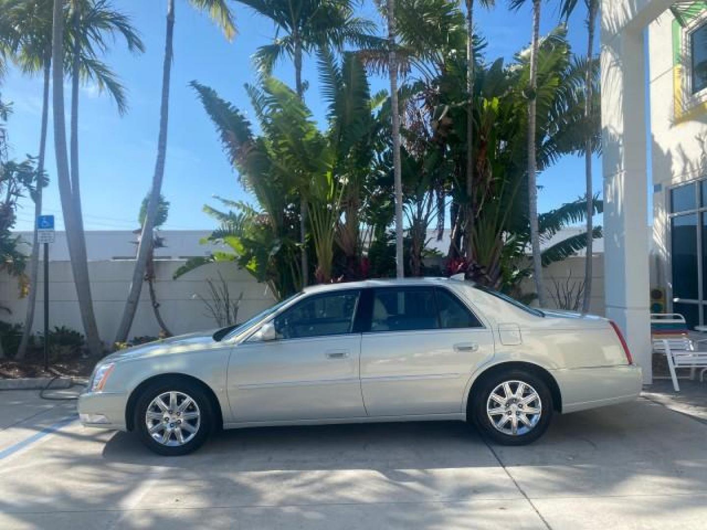 2010 Ocean Pearl Tricoat /Shale/Cocoa Cadillac DTS LOW MILES 39,495 NAV SUNROOF (1G6KH5EY7AU) with an Northstar 4.6L DOHC V8 Engine engine, Automatic transmission, located at 4701 North Dixie Hwy, Pompano Beach, FL, 33064, (954) 422-2889, 26.240938, -80.123474 - OUR WEBPAGE FLORIDACARS1.COM HAS OVER 100 PHOTOS AND FREE CARFAX LINK 2010 CADILLAC DTS PREMIUM COLLECTION $ 56,425 NEW VIN: 1G6KH5EY7AU102292 1 G 6 K H 5 E Y 7 A U 1 0 2 2 9 2 SEDAN 4 DR 4.6L V8 F DOHC 32V GASOLINE FRONT WHEEL DRIVE Top Features A/C Seat(s) Navigation System Alloy Wheels Parking Se - Photo#4