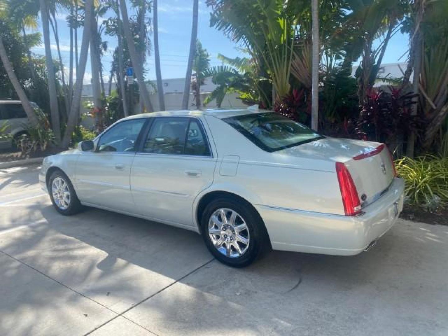 2010 Ocean Pearl Tricoat /Shale/Cocoa Cadillac DTS LOW MILES 39,495 NAV SUNROOF (1G6KH5EY7AU) with an Northstar 4.6L DOHC V8 Engine engine, Automatic transmission, located at 4701 North Dixie Hwy, Pompano Beach, FL, 33064, (954) 422-2889, 26.240938, -80.123474 - OUR WEBPAGE FLORIDACARS1.COM HAS OVER 100 PHOTOS AND FREE CARFAX LINK 2010 CADILLAC DTS PREMIUM COLLECTION $ 56,425 NEW VIN: 1G6KH5EY7AU102292 1 G 6 K H 5 E Y 7 A U 1 0 2 2 9 2 SEDAN 4 DR 4.6L V8 F DOHC 32V GASOLINE FRONT WHEEL DRIVE Top Features A/C Seat(s) Navigation System Alloy Wheels Parking Se - Photo#5