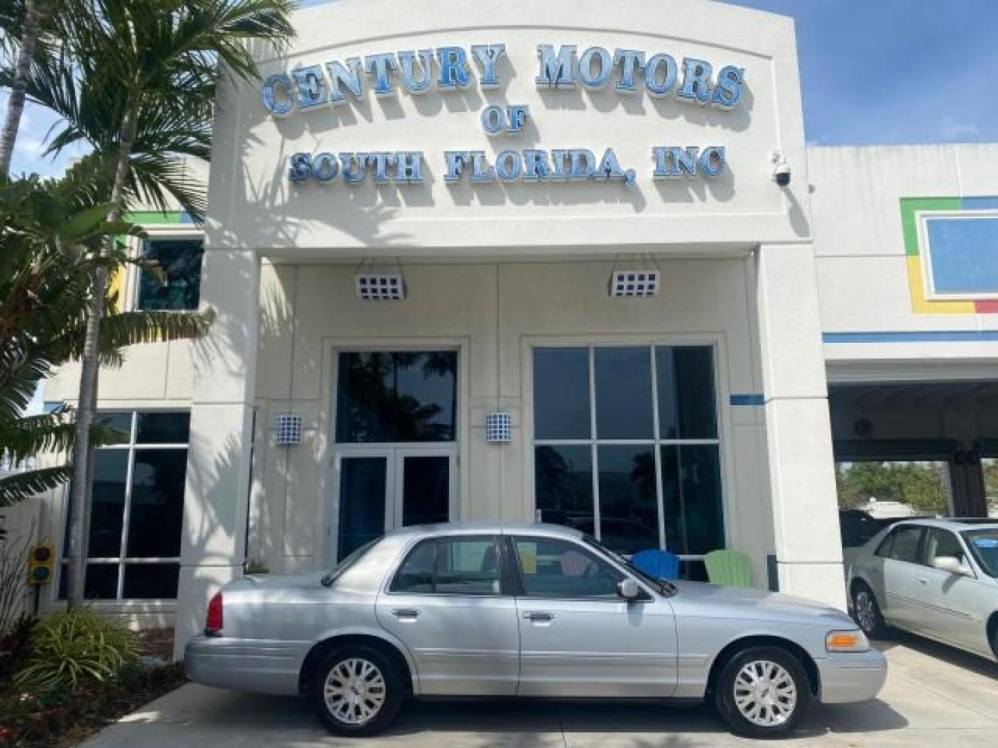 2003 Light Grey /Light Flint Ford Crown Victoria LX 1 OWNER SC LOW MILES 65,833 (2FAHP74W53X) with an 4.6L SEFI OHC V8 Engine engine, Automatic transmission, located at 4701 North Dixie Hwy, Pompano Beach, FL, 33064, (954) 422-2889, 26.240938, -80.123474 - OUR WEBPAGE FLORIDACARS1.COM HAS OVER 100 PHOTOS AND FREE CARFAX LINK 2003 FORD CROWN VICTORIA LX LEATHER VIN: 2FAHP74W53X149974 2 F A H P 7 4 W 5 3 X 1 4 9 9 7 4 SEDAN 4 DR DIGITAL DASH POWER SEATS BOTH SIDES 4.6L V8 F GASOLINE REAR WHEEL DRIVE Top Features Alloy Wheels Cloth Seats Basic Features A - Photo#0