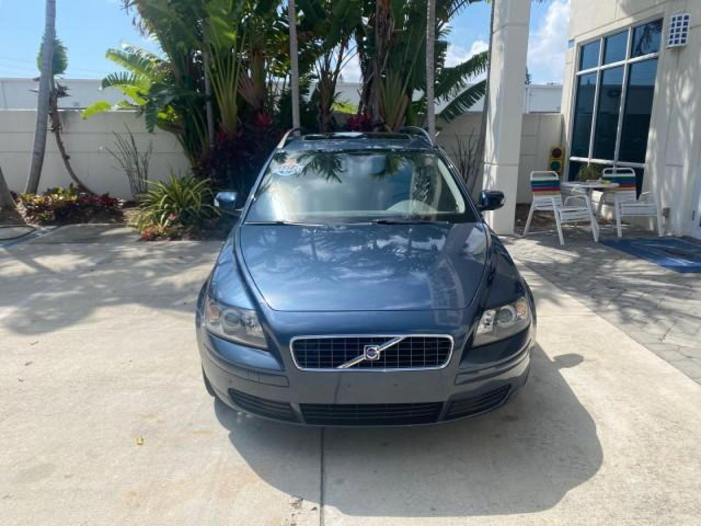 2007 Barents Blue Metallic /Quartz Beige Volvo V50 LOW MILES 30,345 SUNROOF 2.4LSW (YV1MW382372) with an 2.4L DOHC 20-Valve I5 Engine engine, Automatic transmission, located at 4701 North Dixie Hwy, Pompano Beach, FL, 33064, (954) 422-2889, 26.240938, -80.123474 - OUR WEBPAGE FLORIDACARS1.COM HAS OVER 100 PHOTOS AND FREE CARFAX LINK 2007 VOLVO V50 2.4I VIN: YV1MW382372278472 Y V 1 M W 3 8 2 3 7 2 2 7 8 4 7 2 WAGON 4 DR 2.4L I5 F DOHC 20V 31 MPG GASOLINE FRONT WHEEL DRIVE Top Features Alloy Wheels Leather Seats Sunroof(s) Basic Features ABS Brakes CD Audio Pow - Photo#2