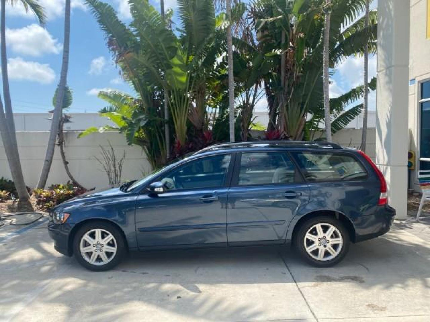 2007 Barents Blue Metallic /Quartz Beige Volvo V50 LOW MILES 30,345 SUNROOF 2.4LSW (YV1MW382372) with an 2.4L DOHC 20-Valve I5 Engine engine, Automatic transmission, located at 4701 North Dixie Hwy, Pompano Beach, FL, 33064, (954) 422-2889, 26.240938, -80.123474 - OUR WEBPAGE FLORIDACARS1.COM HAS OVER 100 PHOTOS AND FREE CARFAX LINK 2007 VOLVO V50 2.4I VIN: YV1MW382372278472 Y V 1 M W 3 8 2 3 7 2 2 7 8 4 7 2 WAGON 4 DR 2.4L I5 F DOHC 20V 31 MPG GASOLINE FRONT WHEEL DRIVE Top Features Alloy Wheels Leather Seats Sunroof(s) Basic Features ABS Brakes CD Audio Pow - Photo#4