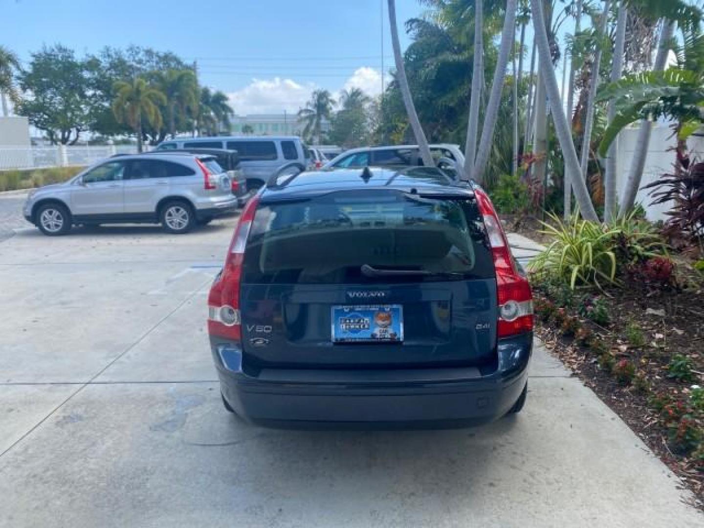 2007 Barents Blue Metallic /Quartz Beige Volvo V50 LOW MILES 30,345 SUNROOF 2.4LSW (YV1MW382372) with an 2.4L DOHC 20-Valve I5 Engine engine, Automatic transmission, located at 4701 North Dixie Hwy, Pompano Beach, FL, 33064, (954) 422-2889, 26.240938, -80.123474 - OUR WEBPAGE FLORIDACARS1.COM HAS OVER 100 PHOTOS AND FREE CARFAX LINK 2007 VOLVO V50 2.4I VIN: YV1MW382372278472 Y V 1 M W 3 8 2 3 7 2 2 7 8 4 7 2 WAGON 4 DR 2.4L I5 F DOHC 20V 31 MPG GASOLINE FRONT WHEEL DRIVE Top Features Alloy Wheels Leather Seats Sunroof(s) Basic Features ABS Brakes CD Audio Pow - Photo#6