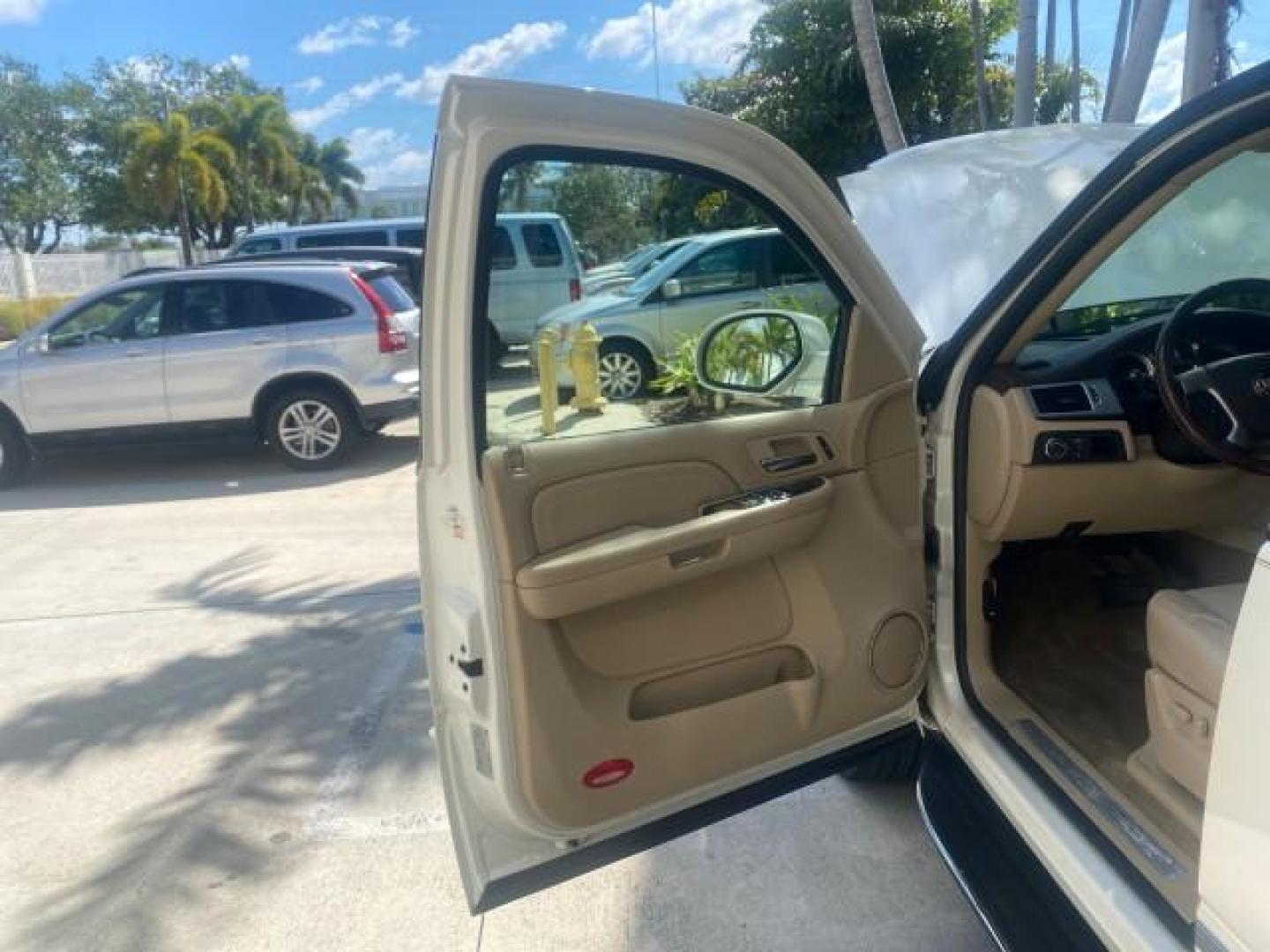 2009 White Diamond Tricoat /Cashmere/Cocoa Cadillac Escalade LOW MILES 77,086 WHITE DIAMOND (1GYFC13279R) with an 6.2L Vortec 1000 V8 SFI E85 Engine engine, Automatic transmission, located at 4701 North Dixie Hwy, Pompano Beach, FL, 33064, (954) 422-2889, 26.240938, -80.123474 - OUR WEBPAGE FLORIDACARS1.COM HAS OVER 100 PHOTOS AND FREE CARFAX LINK 2009 CADILLAC ESCALADE NAV VIN: 1GYFC13279R235017 1 G Y F C 1 3 2 7 9 R 2 3 5 0 1 7 4 DOOR WAGON/SPORT UTILITY 6.2L V8 F OHV 16V TOW PKG FLEX FUEL NO RECALLS REAR WHEEL DRIVE Top Features Alloy Wheels Quad Seats BOSE Sound System - Photo#9