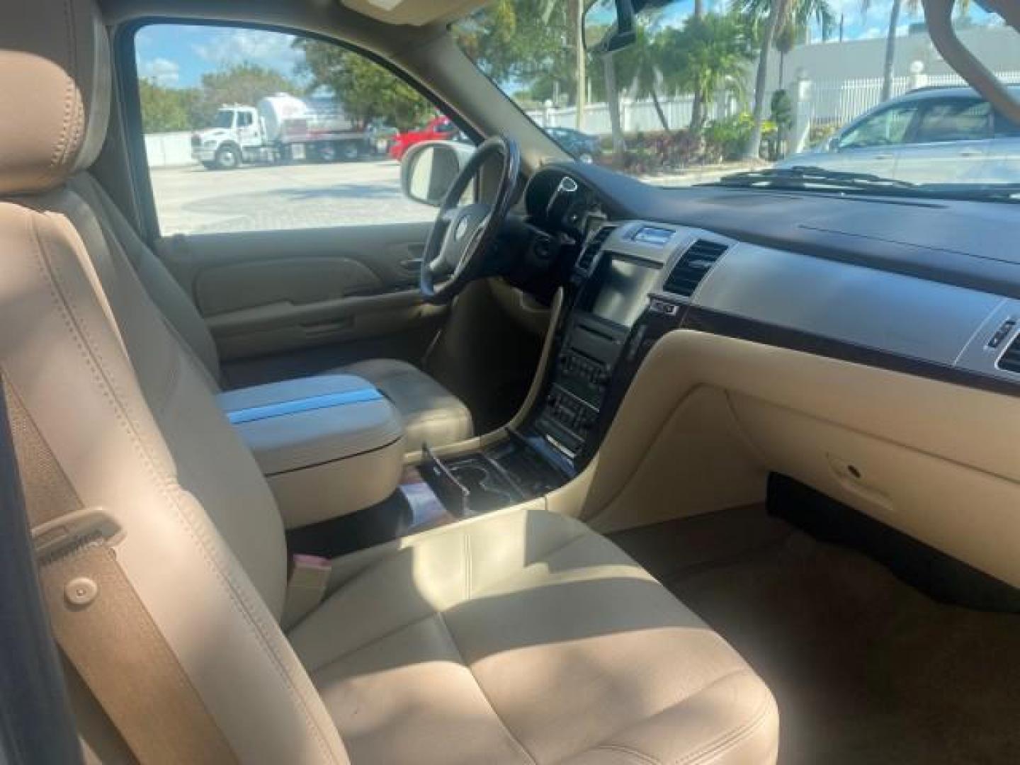 2009 White Diamond Tricoat /Cashmere/Cocoa Cadillac Escalade LOW MILES 77,086 WHITE DIAMOND (1GYFC13279R) with an 6.2L Vortec 1000 V8 SFI E85 Engine engine, Automatic transmission, located at 4701 North Dixie Hwy, Pompano Beach, FL, 33064, (954) 422-2889, 26.240938, -80.123474 - OUR WEBPAGE FLORIDACARS1.COM HAS OVER 100 PHOTOS AND FREE CARFAX LINK 2009 CADILLAC ESCALADE NAV VIN: 1GYFC13279R235017 1 G Y F C 1 3 2 7 9 R 2 3 5 0 1 7 4 DOOR WAGON/SPORT UTILITY 6.2L V8 F OHV 16V TOW PKG FLEX FUEL NO RECALLS REAR WHEEL DRIVE Top Features Alloy Wheels Quad Seats BOSE Sound System - Photo#99
