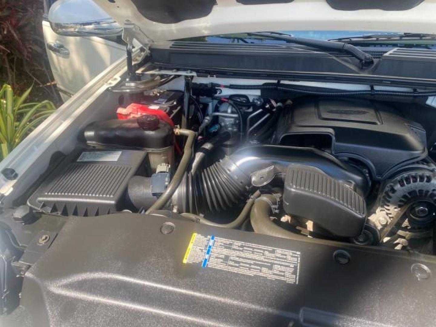 2009 White Diamond Tricoat /Cashmere/Cocoa Cadillac Escalade LOW MILES 77,086 WHITE DIAMOND (1GYFC13279R) with an 6.2L Vortec 1000 V8 SFI E85 Engine engine, Automatic transmission, located at 4701 North Dixie Hwy, Pompano Beach, FL, 33064, (954) 422-2889, 26.240938, -80.123474 - OUR WEBPAGE FLORIDACARS1.COM HAS OVER 100 PHOTOS AND FREE CARFAX LINK 2009 CADILLAC ESCALADE NAV VIN: 1GYFC13279R235017 1 G Y F C 1 3 2 7 9 R 2 3 5 0 1 7 4 DOOR WAGON/SPORT UTILITY 6.2L V8 F OHV 16V TOW PKG FLEX FUEL NO RECALLS REAR WHEEL DRIVE Top Features Alloy Wheels Quad Seats BOSE Sound System - Photo#24
