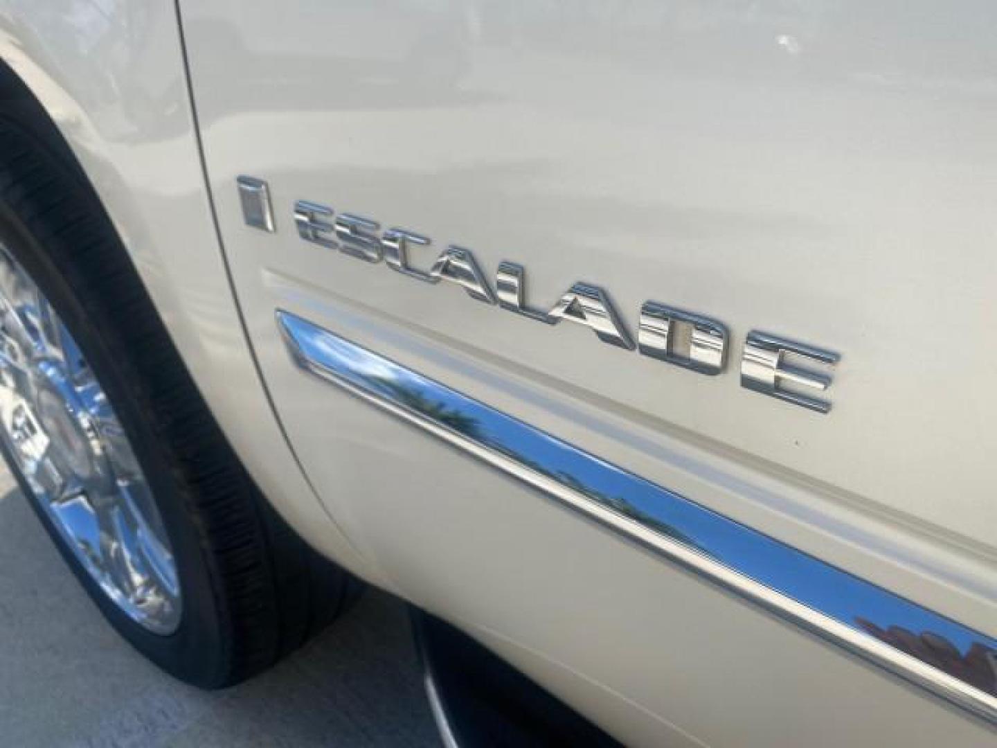 2009 White Diamond Tricoat /Cashmere/Cocoa Cadillac Escalade LOW MILES 77,086 WHITE DIAMOND (1GYFC13279R) with an 6.2L Vortec 1000 V8 SFI E85 Engine engine, Automatic transmission, located at 4701 North Dixie Hwy, Pompano Beach, FL, 33064, (954) 422-2889, 26.240938, -80.123474 - OUR WEBPAGE FLORIDACARS1.COM HAS OVER 100 PHOTOS AND FREE CARFAX LINK 2009 CADILLAC ESCALADE NAV VIN: 1GYFC13279R235017 1 G Y F C 1 3 2 7 9 R 2 3 5 0 1 7 4 DOOR WAGON/SPORT UTILITY 6.2L V8 F OHV 16V TOW PKG FLEX FUEL NO RECALLS REAR WHEEL DRIVE Top Features Alloy Wheels Quad Seats BOSE Sound System - Photo#28
