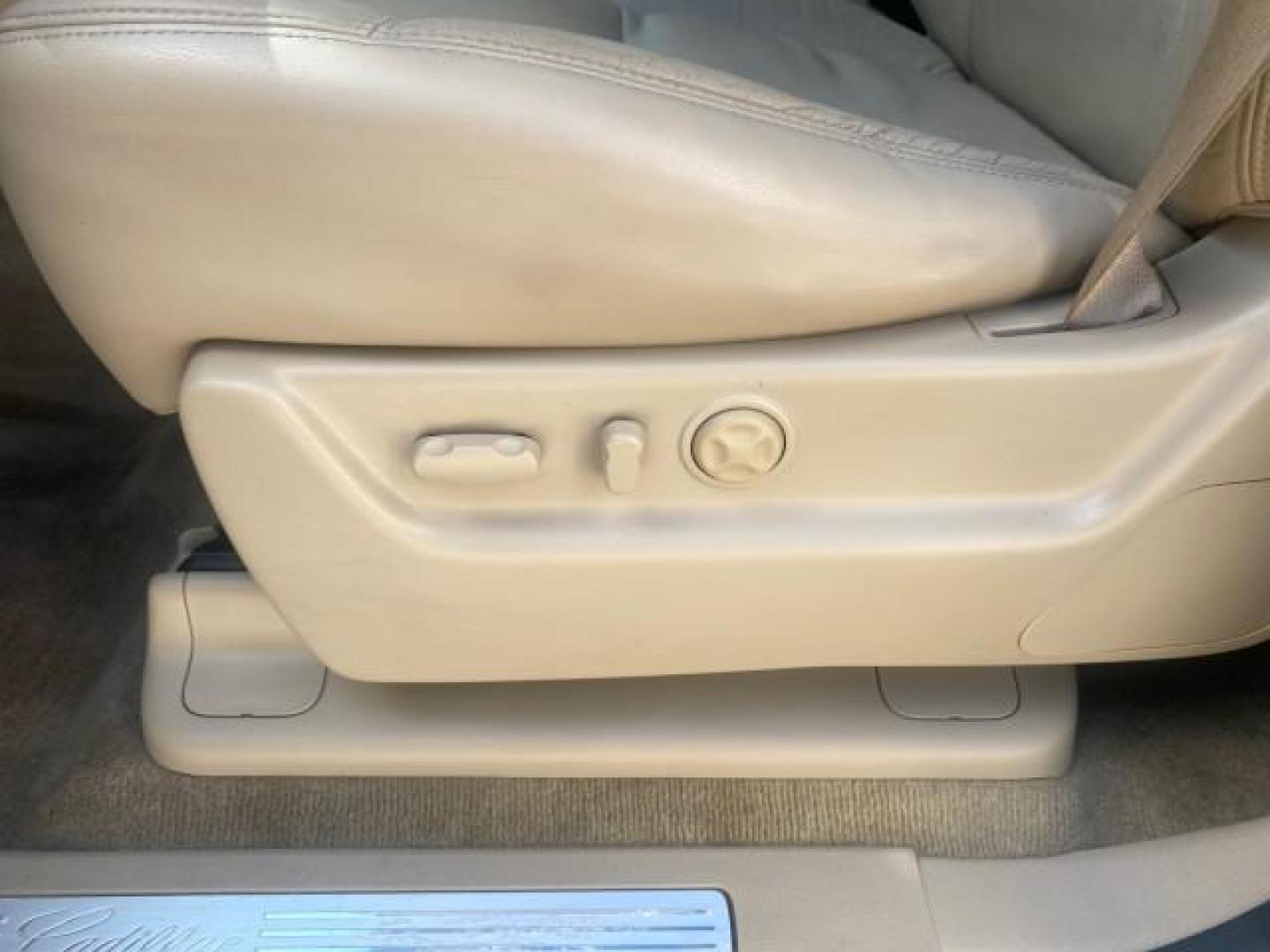 2009 White Diamond Tricoat /Cashmere/Cocoa Cadillac Escalade LOW MILES 77,086 WHITE DIAMOND (1GYFC13279R) with an 6.2L Vortec 1000 V8 SFI E85 Engine engine, Automatic transmission, located at 4701 North Dixie Hwy, Pompano Beach, FL, 33064, (954) 422-2889, 26.240938, -80.123474 - OUR WEBPAGE FLORIDACARS1.COM HAS OVER 100 PHOTOS AND FREE CARFAX LINK 2009 CADILLAC ESCALADE NAV VIN: 1GYFC13279R235017 1 G Y F C 1 3 2 7 9 R 2 3 5 0 1 7 4 DOOR WAGON/SPORT UTILITY 6.2L V8 F OHV 16V TOW PKG FLEX FUEL NO RECALLS REAR WHEEL DRIVE Top Features Alloy Wheels Quad Seats BOSE Sound System - Photo#35