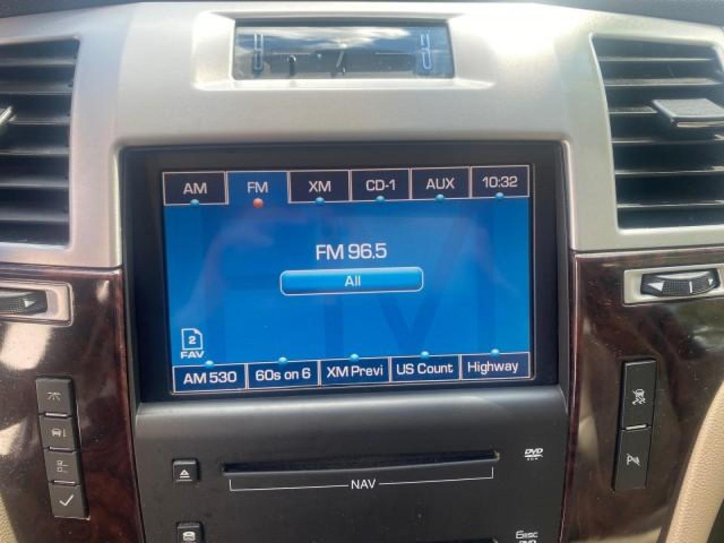 2009 White Diamond Tricoat /Cashmere/Cocoa Cadillac Escalade LOW MILES 77,086 WHITE DIAMOND (1GYFC13279R) with an 6.2L Vortec 1000 V8 SFI E85 Engine engine, Automatic transmission, located at 4701 North Dixie Hwy, Pompano Beach, FL, 33064, (954) 422-2889, 26.240938, -80.123474 - OUR WEBPAGE FLORIDACARS1.COM HAS OVER 100 PHOTOS AND FREE CARFAX LINK 2009 CADILLAC ESCALADE NAV VIN: 1GYFC13279R235017 1 G Y F C 1 3 2 7 9 R 2 3 5 0 1 7 4 DOOR WAGON/SPORT UTILITY 6.2L V8 F OHV 16V TOW PKG FLEX FUEL NO RECALLS REAR WHEEL DRIVE Top Features Alloy Wheels Quad Seats BOSE Sound System - Photo#43