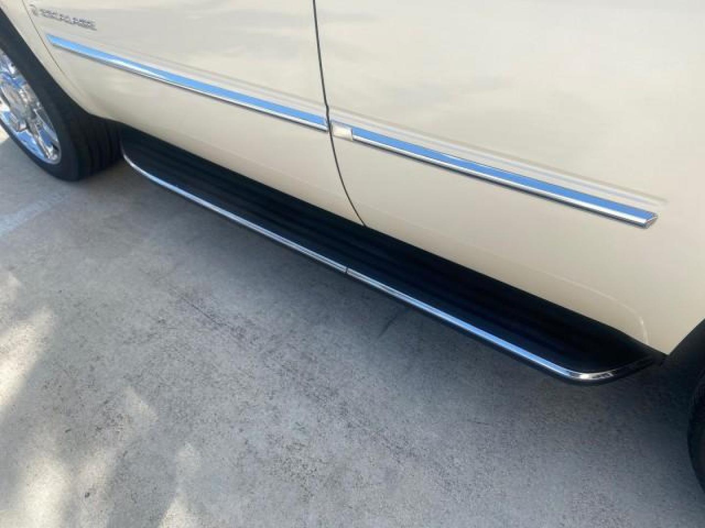 2009 White Diamond Tricoat /Cashmere/Cocoa Cadillac Escalade LOW MILES 77,086 WHITE DIAMOND (1GYFC13279R) with an 6.2L Vortec 1000 V8 SFI E85 Engine engine, Automatic transmission, located at 4701 North Dixie Hwy, Pompano Beach, FL, 33064, (954) 422-2889, 26.240938, -80.123474 - OUR WEBPAGE FLORIDACARS1.COM HAS OVER 100 PHOTOS AND FREE CARFAX LINK 2009 CADILLAC ESCALADE NAV VIN: 1GYFC13279R235017 1 G Y F C 1 3 2 7 9 R 2 3 5 0 1 7 4 DOOR WAGON/SPORT UTILITY 6.2L V8 F OHV 16V TOW PKG FLEX FUEL NO RECALLS REAR WHEEL DRIVE Top Features Alloy Wheels Quad Seats BOSE Sound System - Photo#55