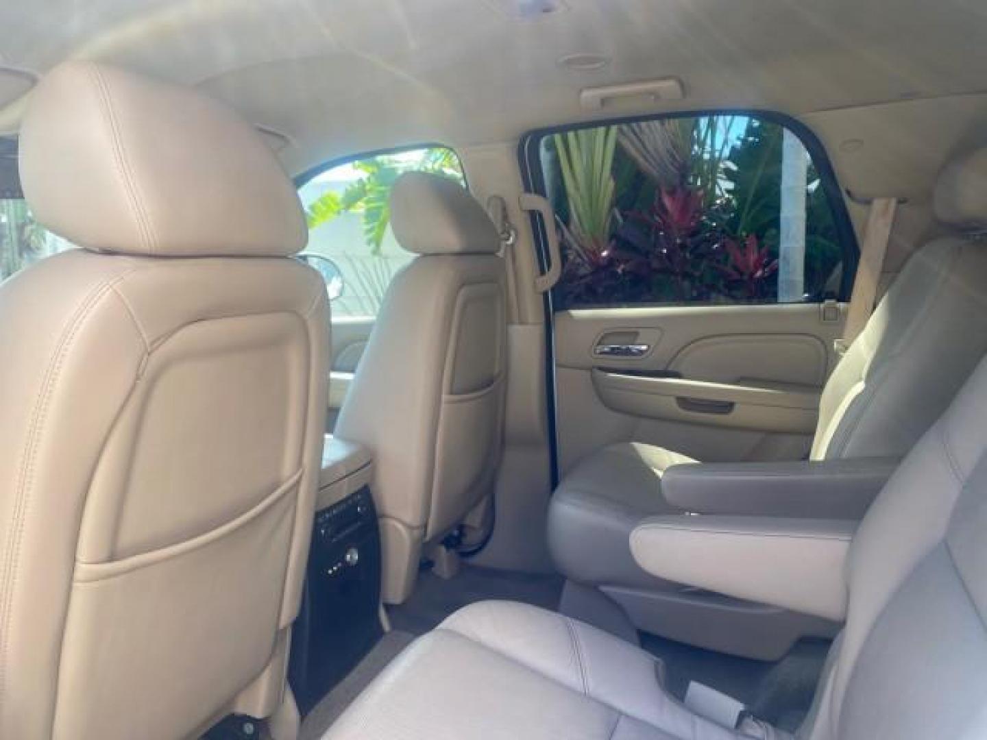 2009 White Diamond Tricoat /Cashmere/Cocoa Cadillac Escalade LOW MILES 77,086 WHITE DIAMOND (1GYFC13279R) with an 6.2L Vortec 1000 V8 SFI E85 Engine engine, Automatic transmission, located at 4701 North Dixie Hwy, Pompano Beach, FL, 33064, (954) 422-2889, 26.240938, -80.123474 - OUR WEBPAGE FLORIDACARS1.COM HAS OVER 100 PHOTOS AND FREE CARFAX LINK 2009 CADILLAC ESCALADE NAV VIN: 1GYFC13279R235017 1 G Y F C 1 3 2 7 9 R 2 3 5 0 1 7 4 DOOR WAGON/SPORT UTILITY 6.2L V8 F OHV 16V TOW PKG FLEX FUEL NO RECALLS REAR WHEEL DRIVE Top Features Alloy Wheels Quad Seats BOSE Sound System - Photo#59
