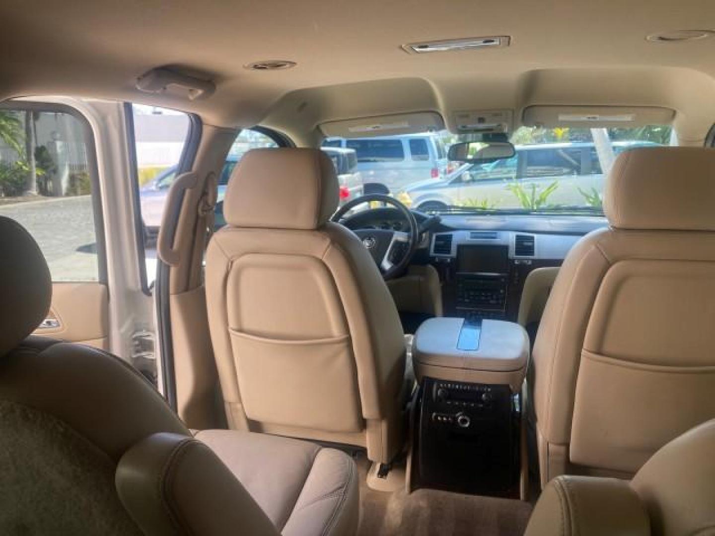 2009 White Diamond Tricoat /Cashmere/Cocoa Cadillac Escalade LOW MILES 77,086 WHITE DIAMOND (1GYFC13279R) with an 6.2L Vortec 1000 V8 SFI E85 Engine engine, Automatic transmission, located at 4701 North Dixie Hwy, Pompano Beach, FL, 33064, (954) 422-2889, 26.240938, -80.123474 - OUR WEBPAGE FLORIDACARS1.COM HAS OVER 100 PHOTOS AND FREE CARFAX LINK 2009 CADILLAC ESCALADE NAV VIN: 1GYFC13279R235017 1 G Y F C 1 3 2 7 9 R 2 3 5 0 1 7 4 DOOR WAGON/SPORT UTILITY 6.2L V8 F OHV 16V TOW PKG FLEX FUEL NO RECALLS REAR WHEEL DRIVE Top Features Alloy Wheels Quad Seats BOSE Sound System - Photo#68