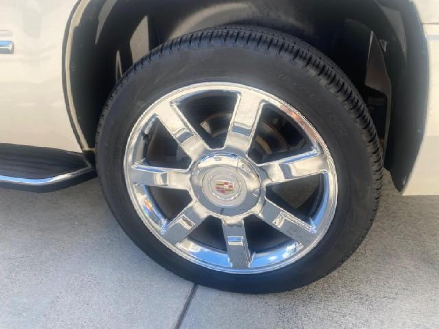 2009 White Diamond Tricoat /Cashmere/Cocoa Cadillac Escalade LOW MILES 77,086 WHITE DIAMOND (1GYFC13279R) with an 6.2L Vortec 1000 V8 SFI E85 Engine engine, Automatic transmission, located at 4701 North Dixie Hwy, Pompano Beach, FL, 33064, (954) 422-2889, 26.240938, -80.123474 - OUR WEBPAGE FLORIDACARS1.COM HAS OVER 100 PHOTOS AND FREE CARFAX LINK 2009 CADILLAC ESCALADE NAV VIN: 1GYFC13279R235017 1 G Y F C 1 3 2 7 9 R 2 3 5 0 1 7 4 DOOR WAGON/SPORT UTILITY 6.2L V8 F OHV 16V TOW PKG FLEX FUEL NO RECALLS REAR WHEEL DRIVE Top Features Alloy Wheels Quad Seats BOSE Sound System - Photo#72