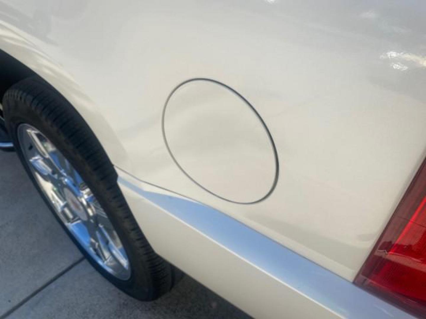 2009 White Diamond Tricoat /Cashmere/Cocoa Cadillac Escalade LOW MILES 77,086 WHITE DIAMOND (1GYFC13279R) with an 6.2L Vortec 1000 V8 SFI E85 Engine engine, Automatic transmission, located at 4701 North Dixie Hwy, Pompano Beach, FL, 33064, (954) 422-2889, 26.240938, -80.123474 - OUR WEBPAGE FLORIDACARS1.COM HAS OVER 100 PHOTOS AND FREE CARFAX LINK 2009 CADILLAC ESCALADE NAV VIN: 1GYFC13279R235017 1 G Y F C 1 3 2 7 9 R 2 3 5 0 1 7 4 DOOR WAGON/SPORT UTILITY 6.2L V8 F OHV 16V TOW PKG FLEX FUEL NO RECALLS REAR WHEEL DRIVE Top Features Alloy Wheels Quad Seats BOSE Sound System - Photo#74