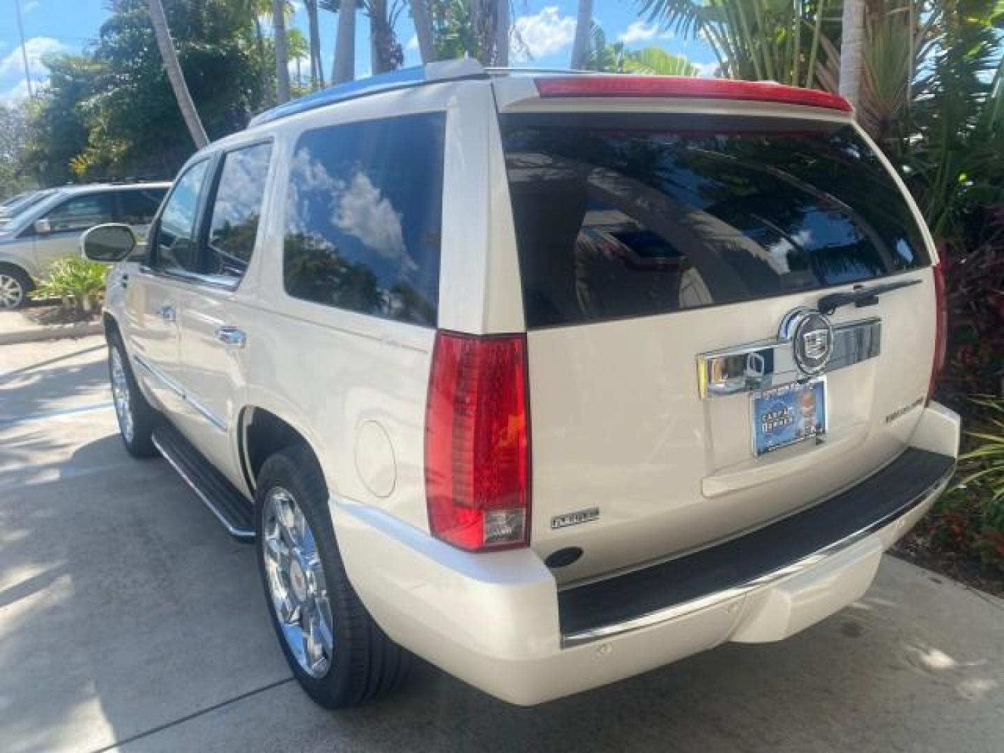 2009 White Diamond Tricoat /Cashmere/Cocoa Cadillac Escalade LOW MILES 77,086 WHITE DIAMOND (1GYFC13279R) with an 6.2L Vortec 1000 V8 SFI E85 Engine engine, Automatic transmission, located at 4701 North Dixie Hwy, Pompano Beach, FL, 33064, (954) 422-2889, 26.240938, -80.123474 - OUR WEBPAGE FLORIDACARS1.COM HAS OVER 100 PHOTOS AND FREE CARFAX LINK 2009 CADILLAC ESCALADE NAV VIN: 1GYFC13279R235017 1 G Y F C 1 3 2 7 9 R 2 3 5 0 1 7 4 DOOR WAGON/SPORT UTILITY 6.2L V8 F OHV 16V TOW PKG FLEX FUEL NO RECALLS REAR WHEEL DRIVE Top Features Alloy Wheels Quad Seats BOSE Sound System - Photo#77