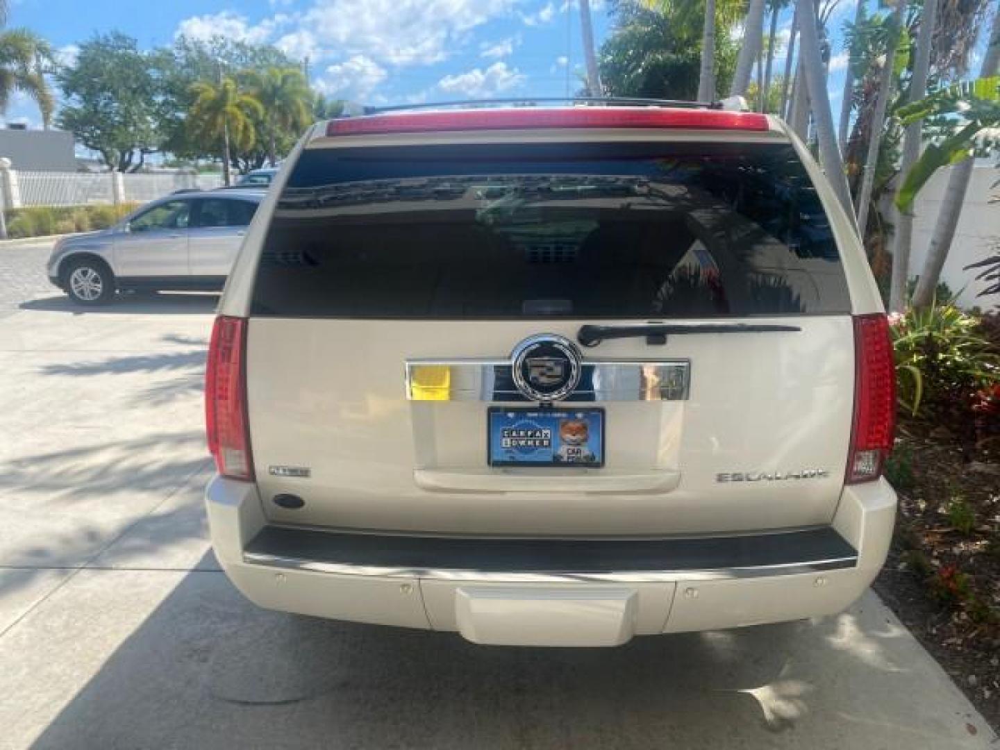 2009 White Diamond Tricoat /Cashmere/Cocoa Cadillac Escalade LOW MILES 77,086 WHITE DIAMOND (1GYFC13279R) with an 6.2L Vortec 1000 V8 SFI E85 Engine engine, Automatic transmission, located at 4701 North Dixie Hwy, Pompano Beach, FL, 33064, (954) 422-2889, 26.240938, -80.123474 - OUR WEBPAGE FLORIDACARS1.COM HAS OVER 100 PHOTOS AND FREE CARFAX LINK 2009 CADILLAC ESCALADE NAV VIN: 1GYFC13279R235017 1 G Y F C 1 3 2 7 9 R 2 3 5 0 1 7 4 DOOR WAGON/SPORT UTILITY 6.2L V8 F OHV 16V TOW PKG FLEX FUEL NO RECALLS REAR WHEEL DRIVE Top Features Alloy Wheels Quad Seats BOSE Sound System - Photo#78