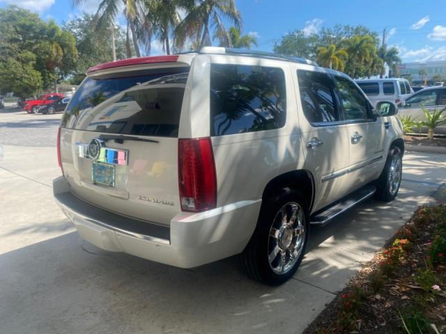 2009 White Diamond Tricoat /Cashmere/Cocoa Cadillac Escalade LOW MILES 77,086 WHITE DIAMOND (1GYFC13279R) with an 6.2L Vortec 1000 V8 SFI E85 Engine engine, Automatic transmission, located at 4701 North Dixie Hwy, Pompano Beach, FL, 33064, (954) 422-2889, 26.240938, -80.123474 - OUR WEBPAGE FLORIDACARS1.COM HAS OVER 100 PHOTOS AND FREE CARFAX LINK 2009 CADILLAC ESCALADE NAV VIN: 1GYFC13279R235017 1 G Y F C 1 3 2 7 9 R 2 3 5 0 1 7 4 DOOR WAGON/SPORT UTILITY 6.2L V8 F OHV 16V TOW PKG FLEX FUEL NO RECALLS REAR WHEEL DRIVE Top Features Alloy Wheels Quad Seats BOSE Sound System - Photo#7