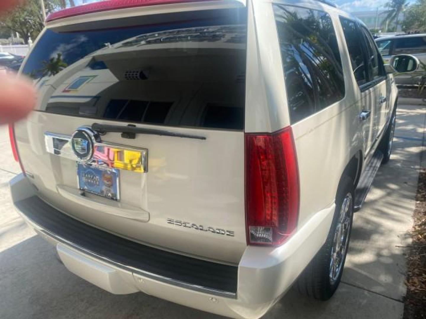 2009 White Diamond Tricoat /Cashmere/Cocoa Cadillac Escalade LOW MILES 77,086 WHITE DIAMOND (1GYFC13279R) with an 6.2L Vortec 1000 V8 SFI E85 Engine engine, Automatic transmission, located at 4701 North Dixie Hwy, Pompano Beach, FL, 33064, (954) 422-2889, 26.240938, -80.123474 - OUR WEBPAGE FLORIDACARS1.COM HAS OVER 100 PHOTOS AND FREE CARFAX LINK 2009 CADILLAC ESCALADE NAV VIN: 1GYFC13279R235017 1 G Y F C 1 3 2 7 9 R 2 3 5 0 1 7 4 DOOR WAGON/SPORT UTILITY 6.2L V8 F OHV 16V TOW PKG FLEX FUEL NO RECALLS REAR WHEEL DRIVE Top Features Alloy Wheels Quad Seats BOSE Sound System - Photo#79